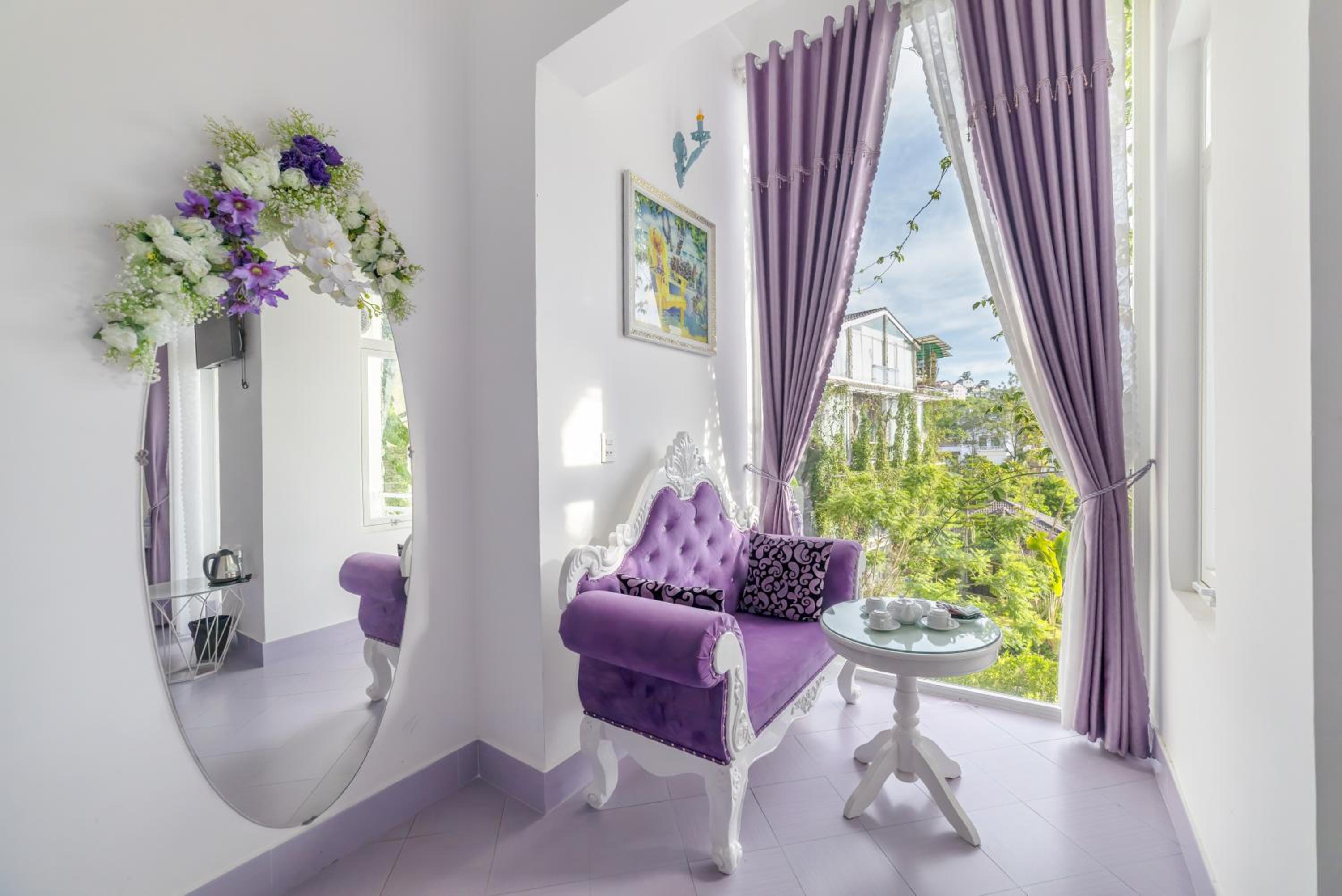 Family Room with Balcony photo 3