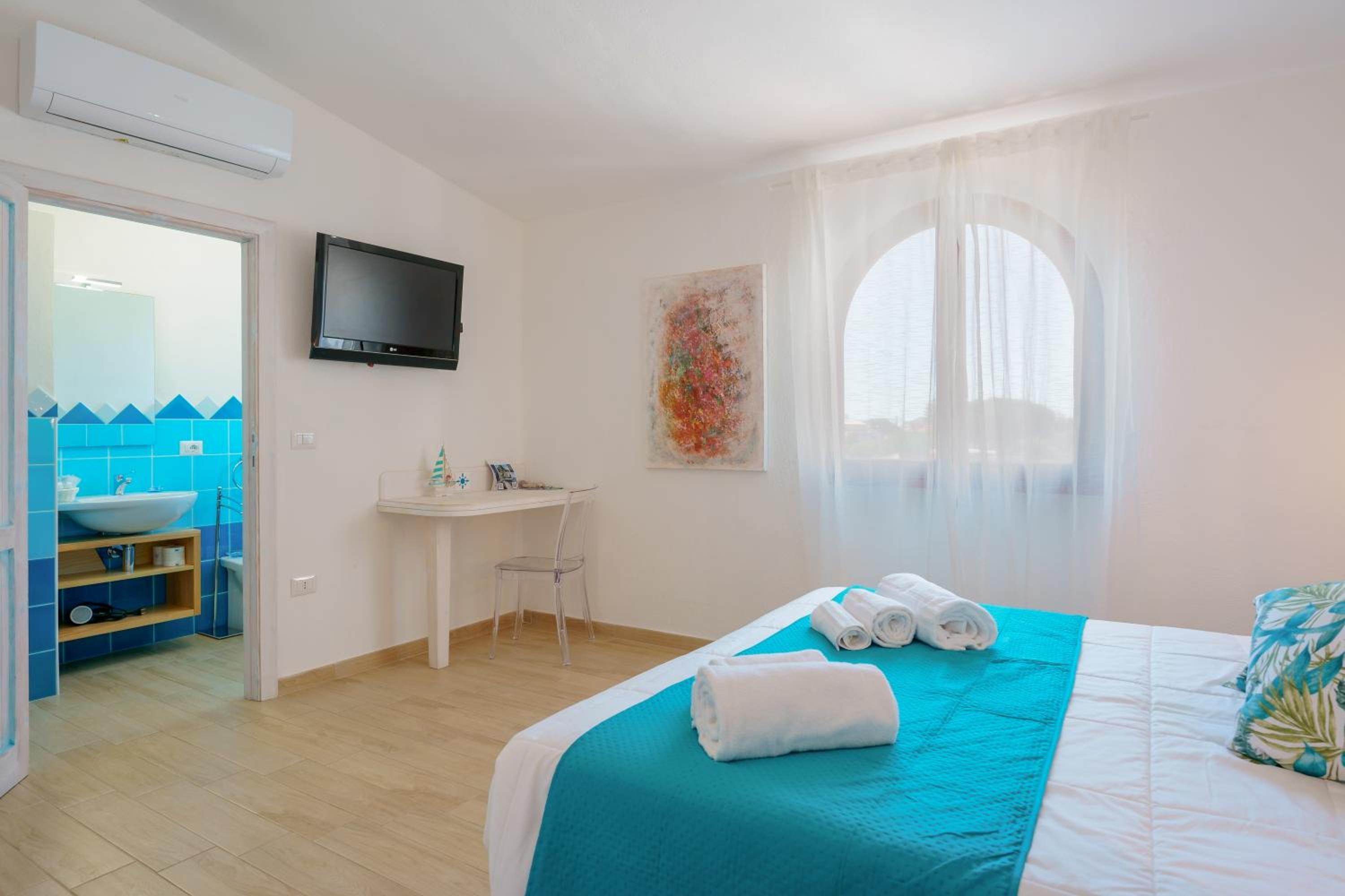 Double or Twin Room with Private Bathroom - Photo 17