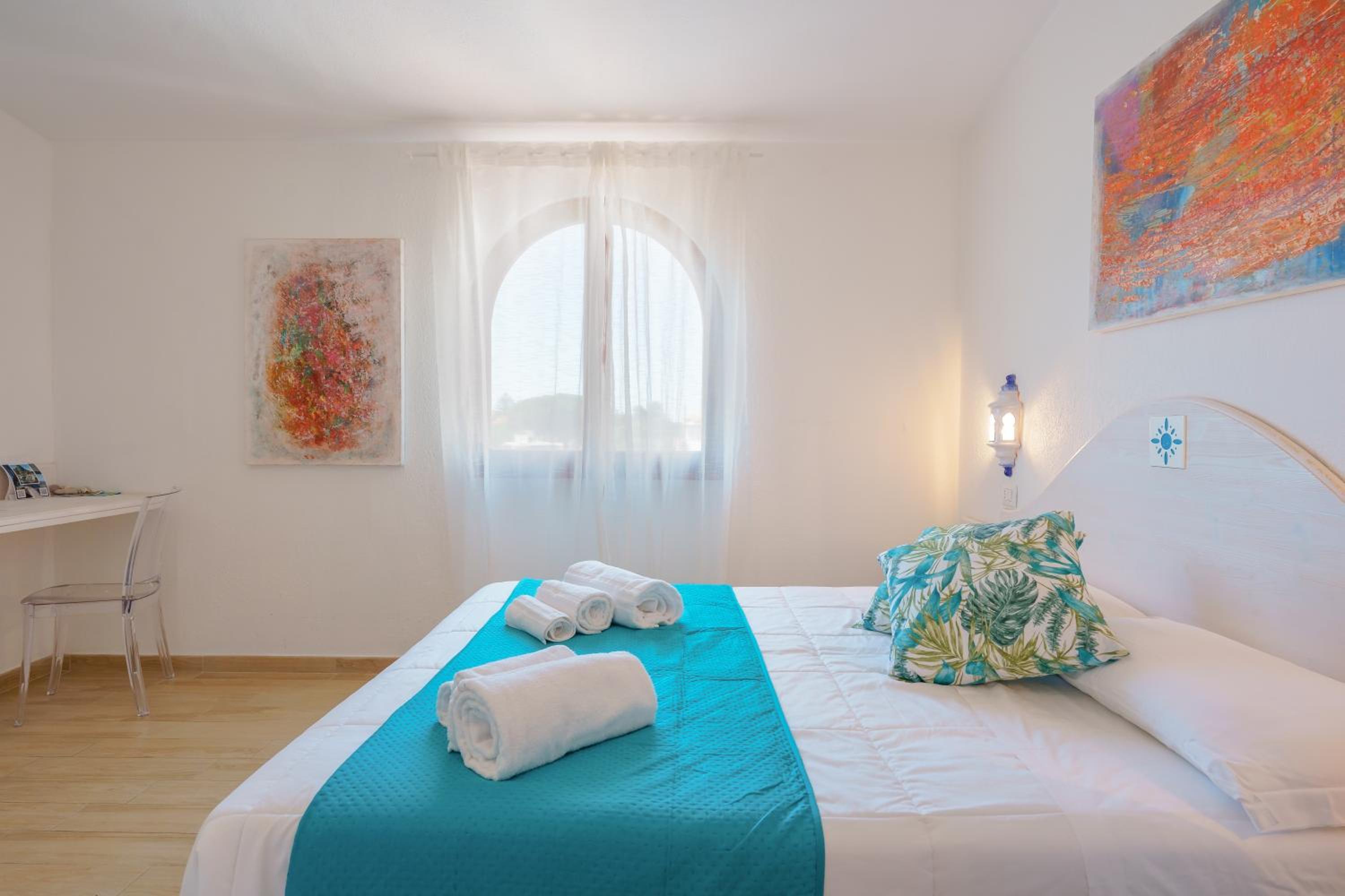 Double or Twin Room with Private Bathroom - Photo 13