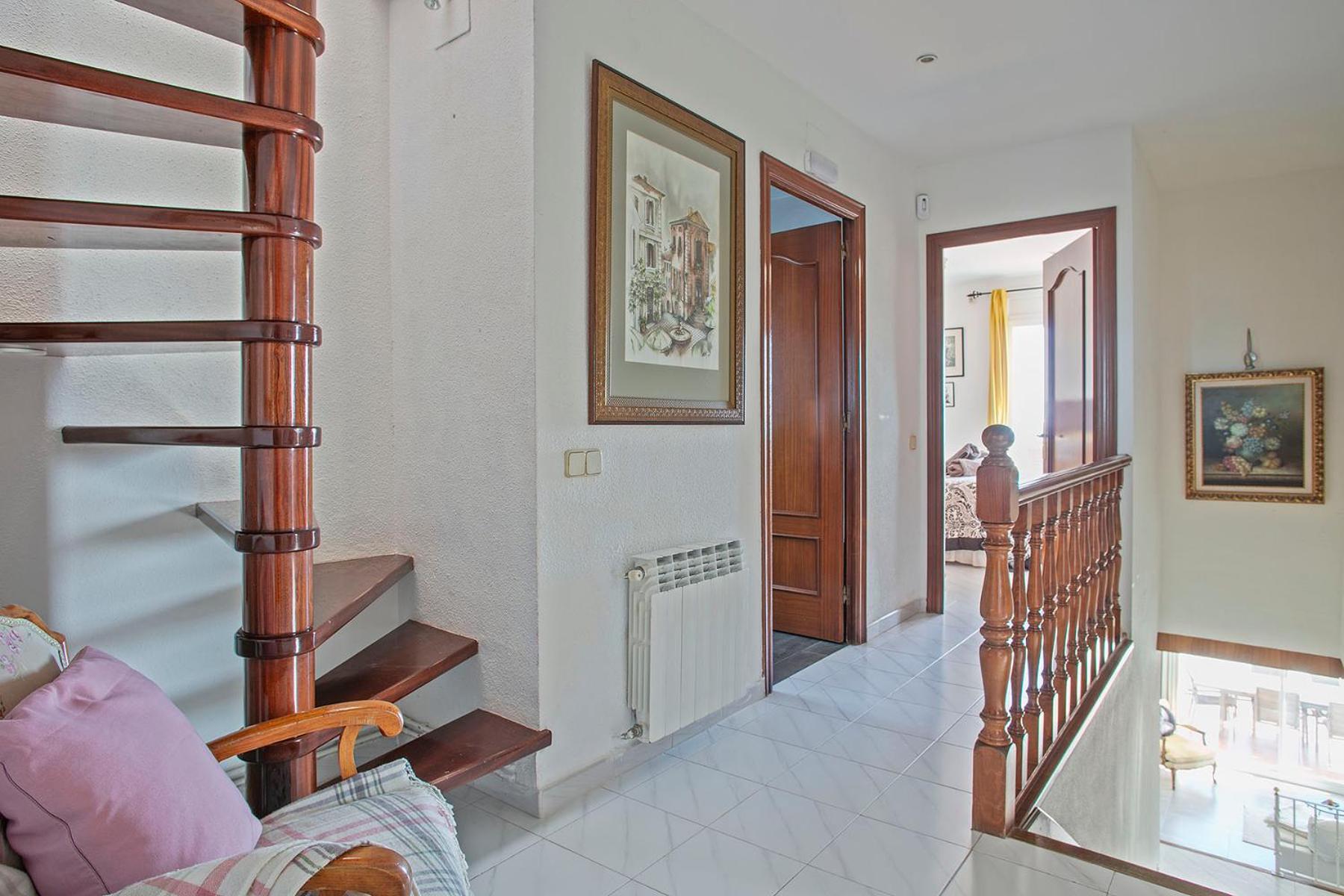 Six-Bedroom House photo 3