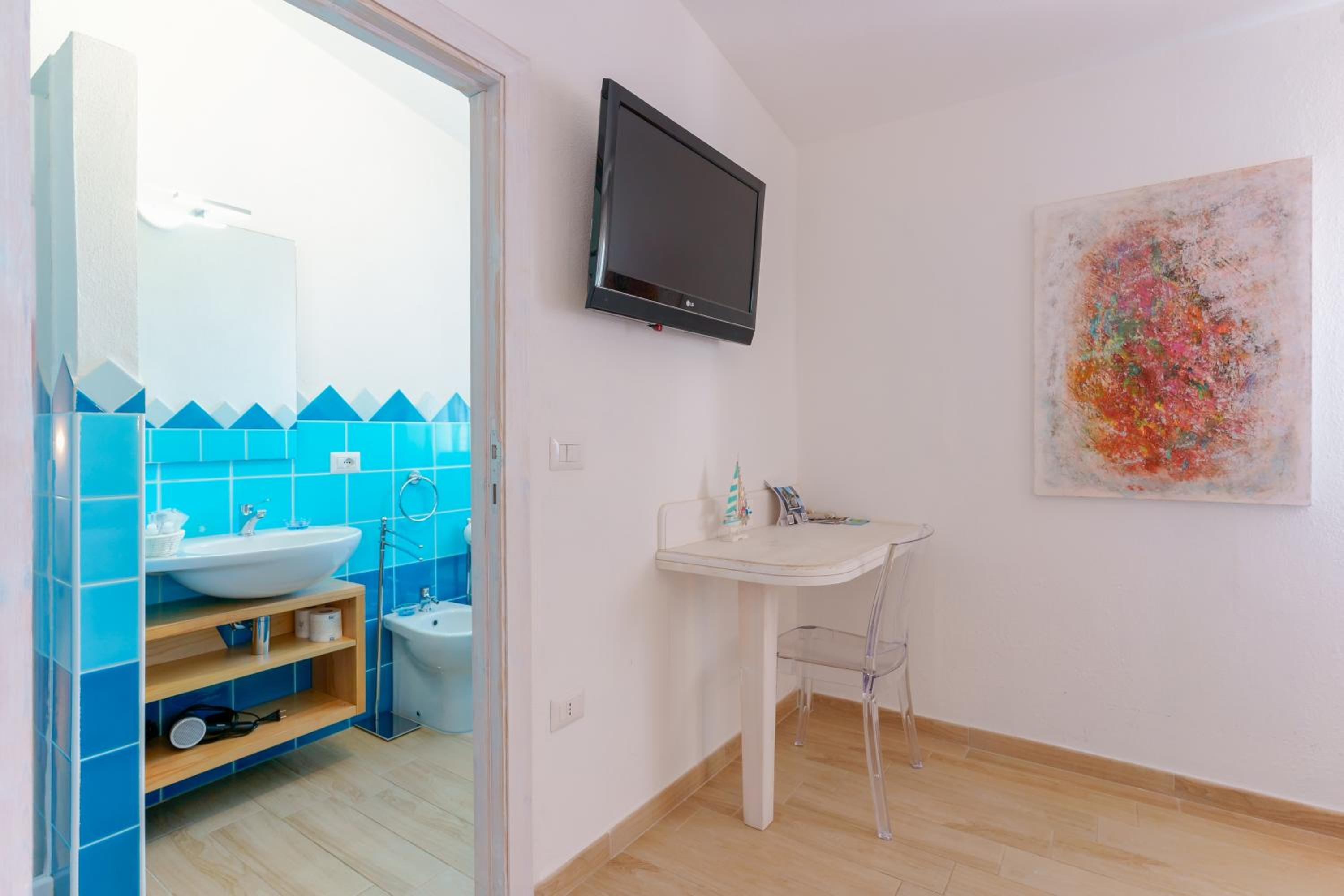Double or Twin Room with Private Bathroom - Photo 3