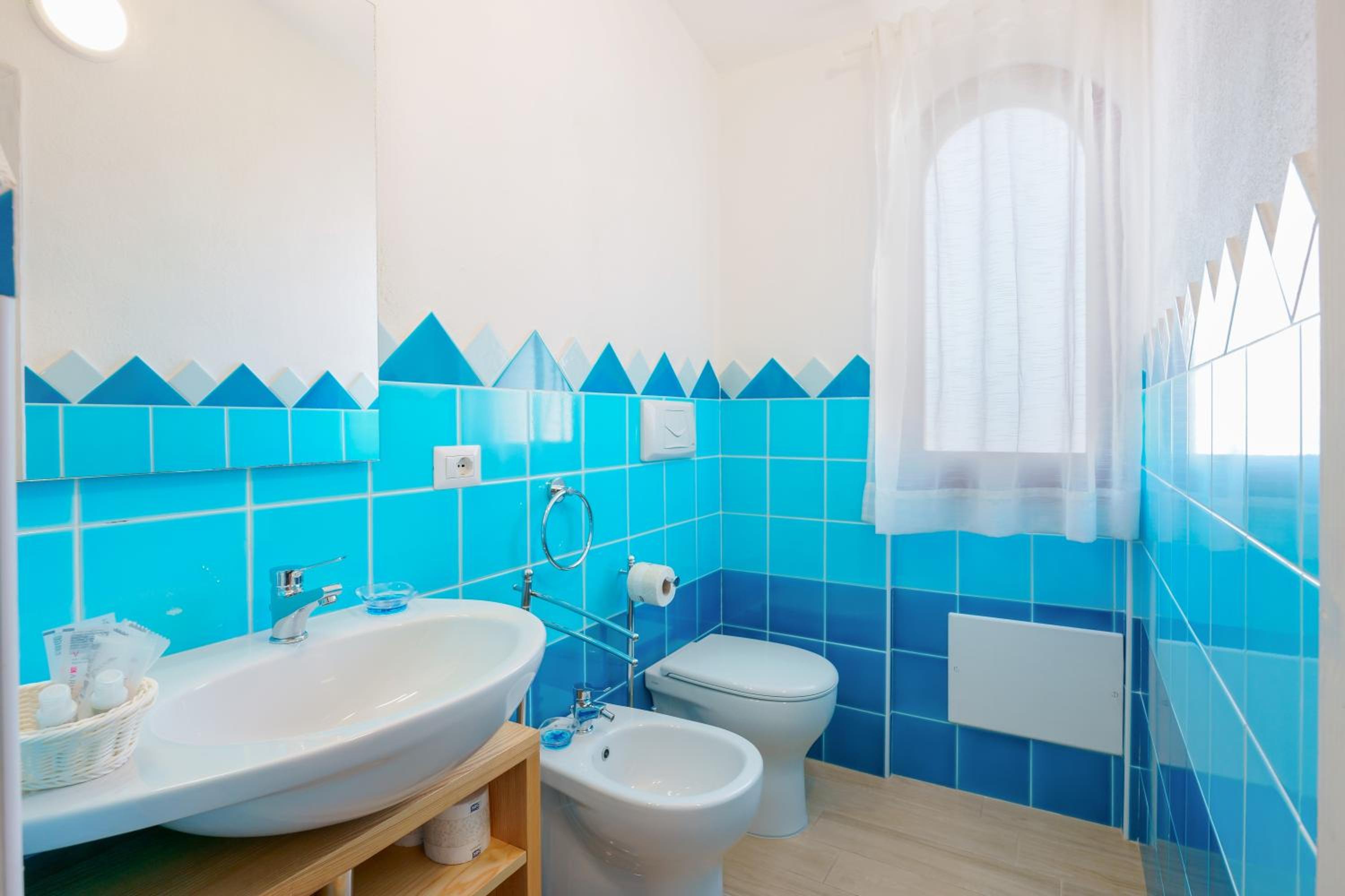Double or Twin Room with Private Bathroom - Photo 8