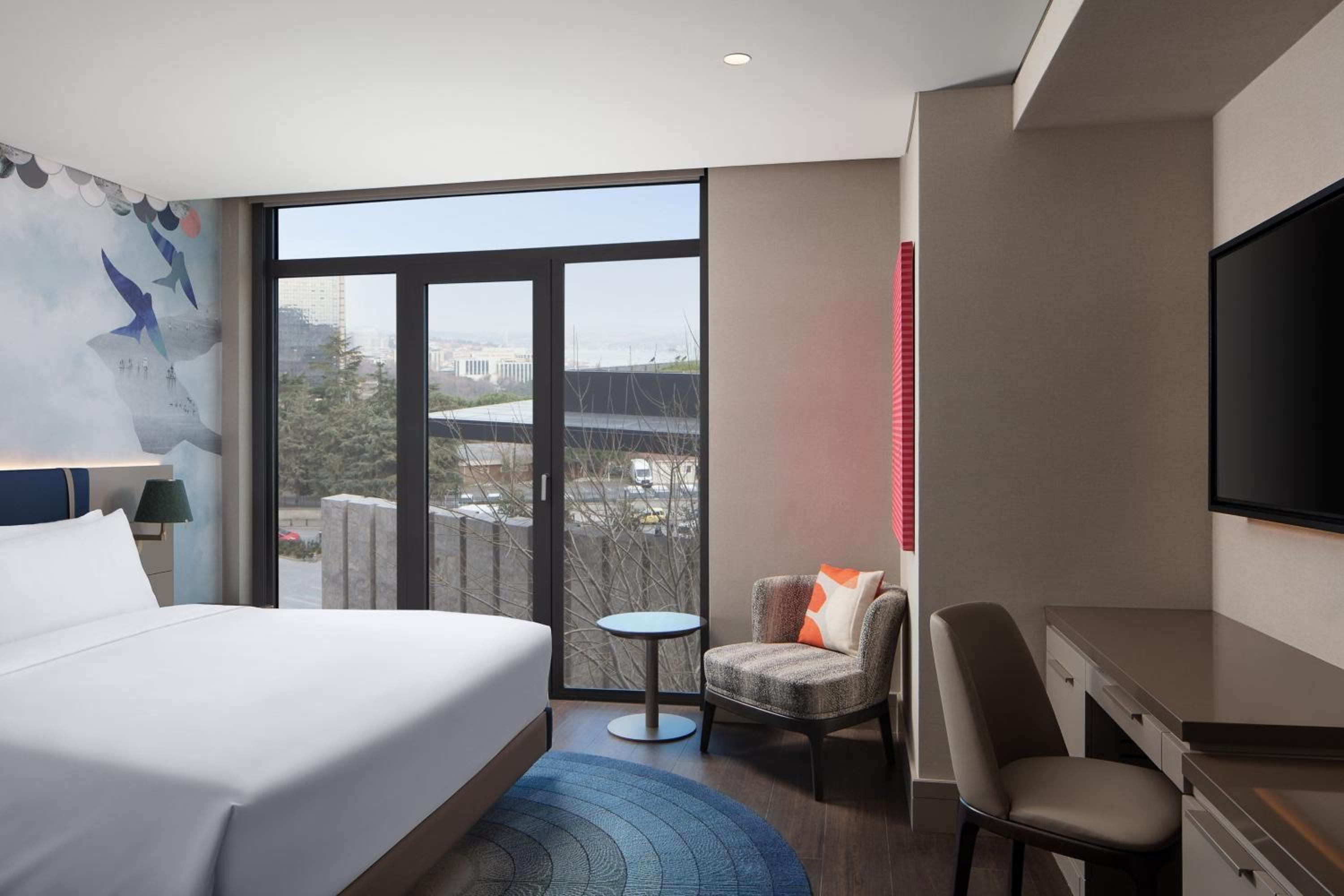 Superior King Room with City View