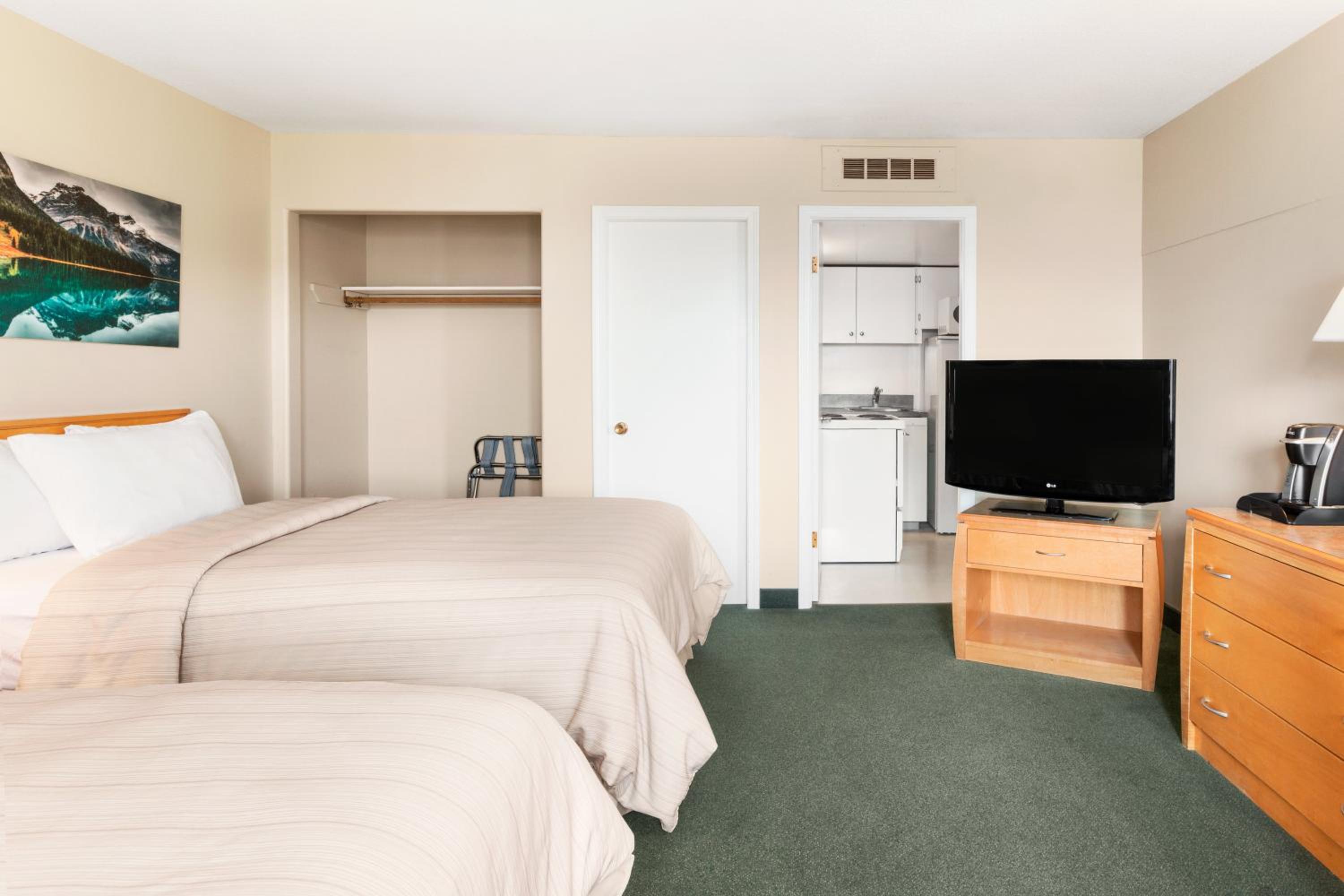 Queen Room with Kitchenette - Non-Smoking - Photo 2