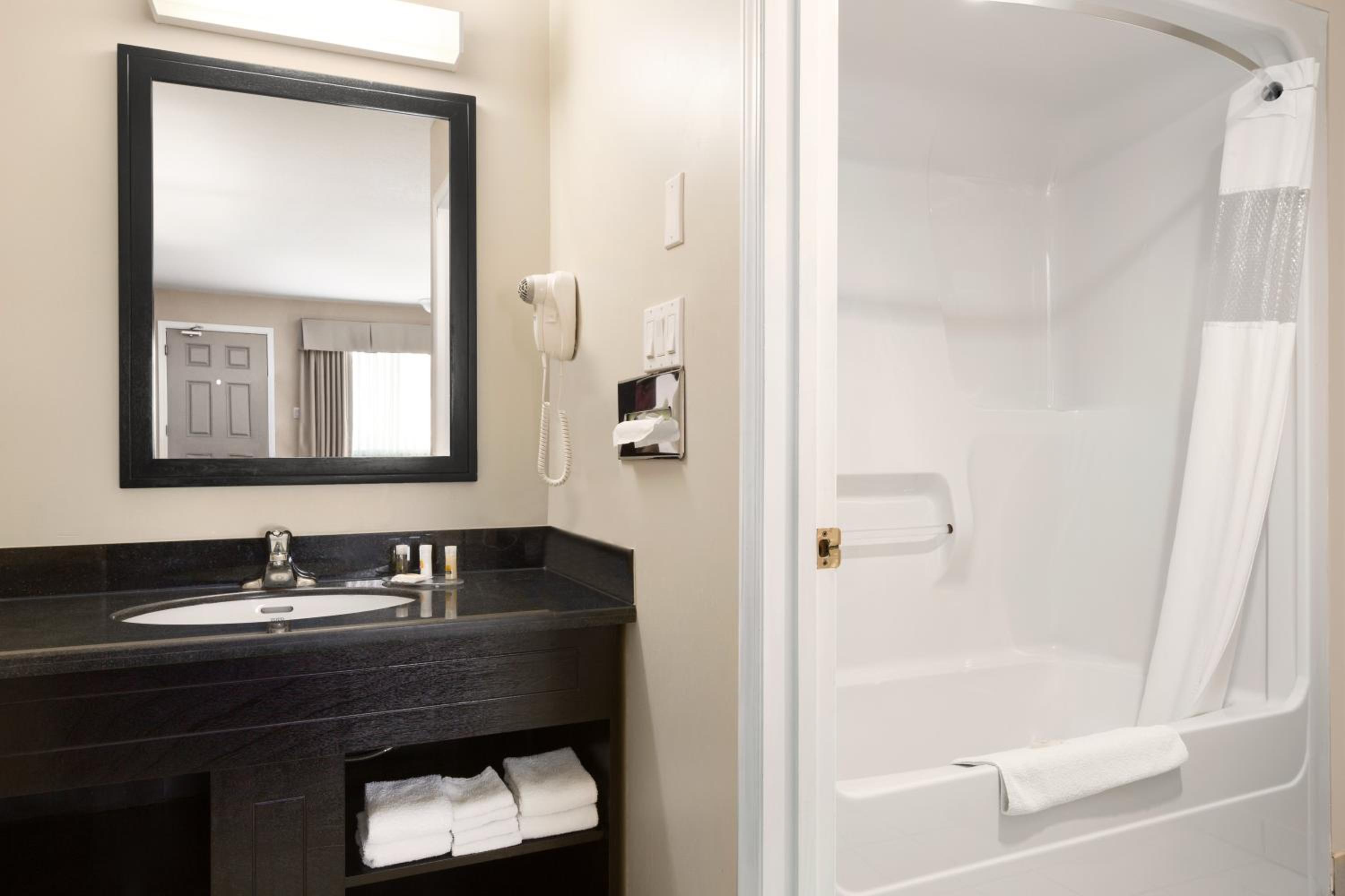 Two Bedroom Suite - Non-Smoking - Photo 2