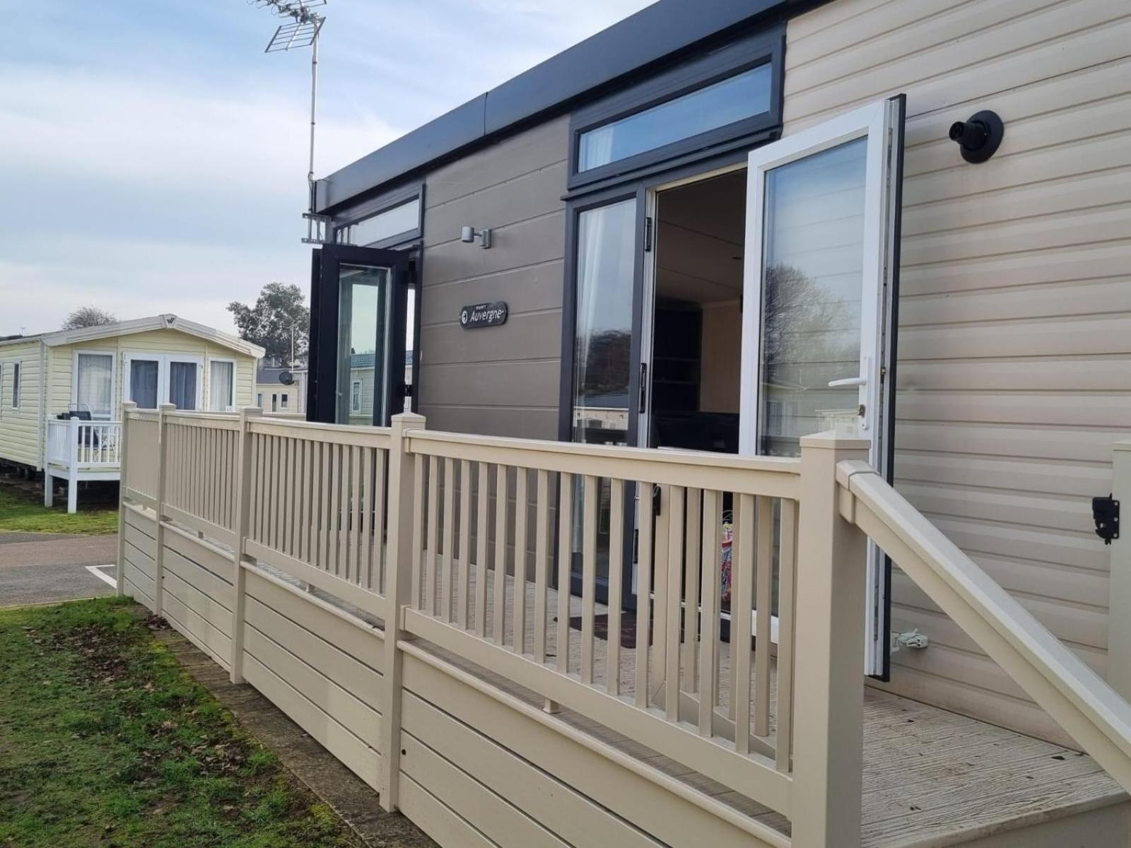 Mobile Home photo 3