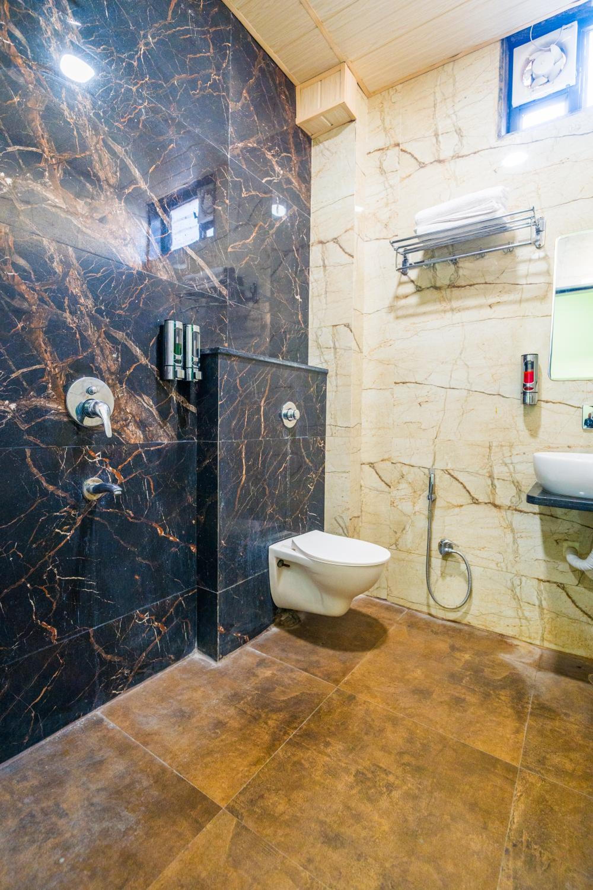 Deluxe Room - Photo 6