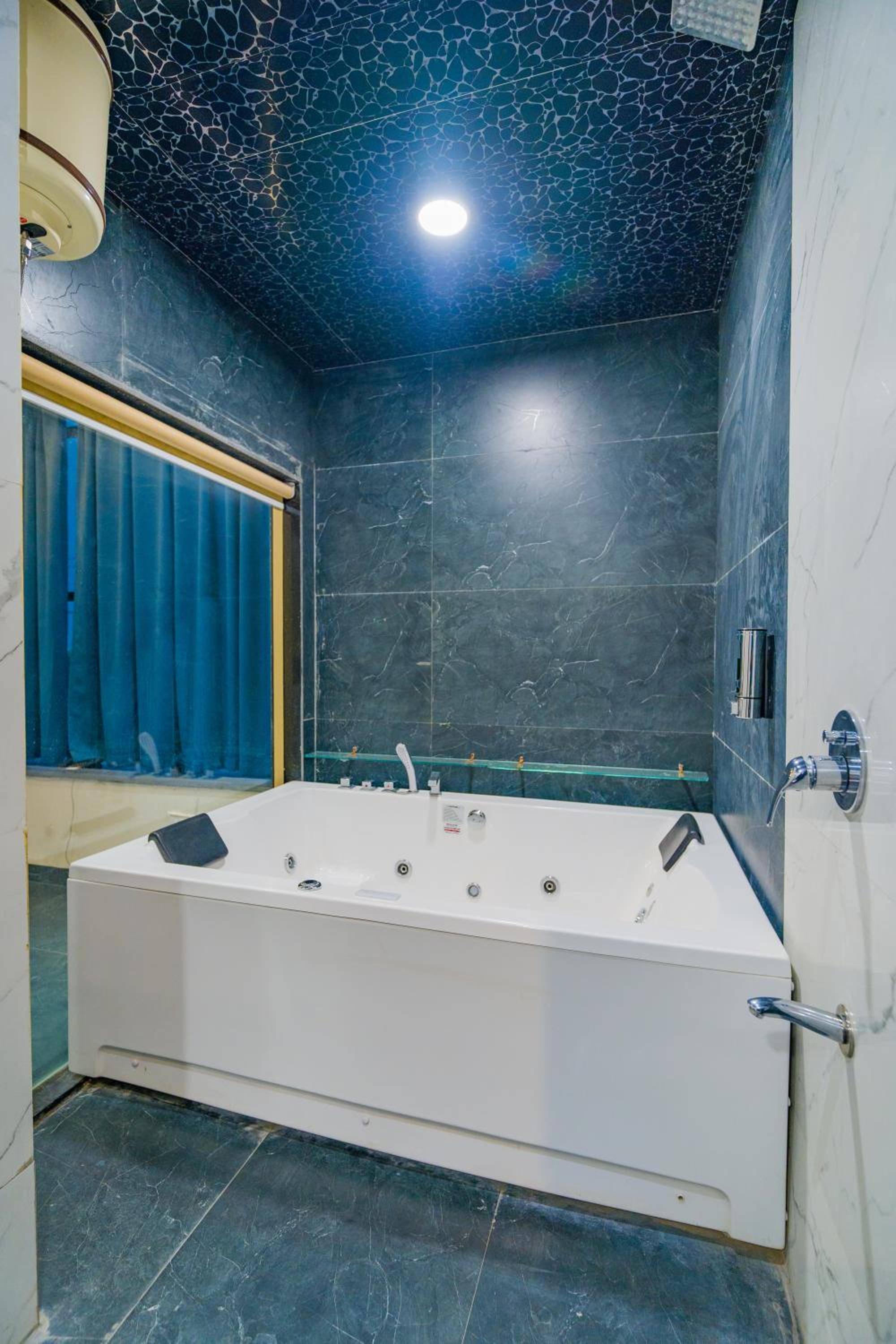 Suite - Photo 13
