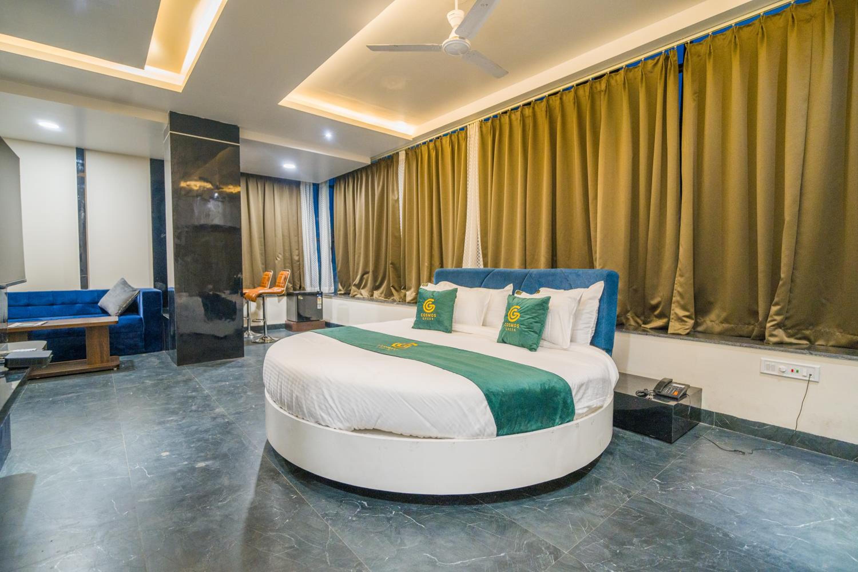 Suite - Photo 1