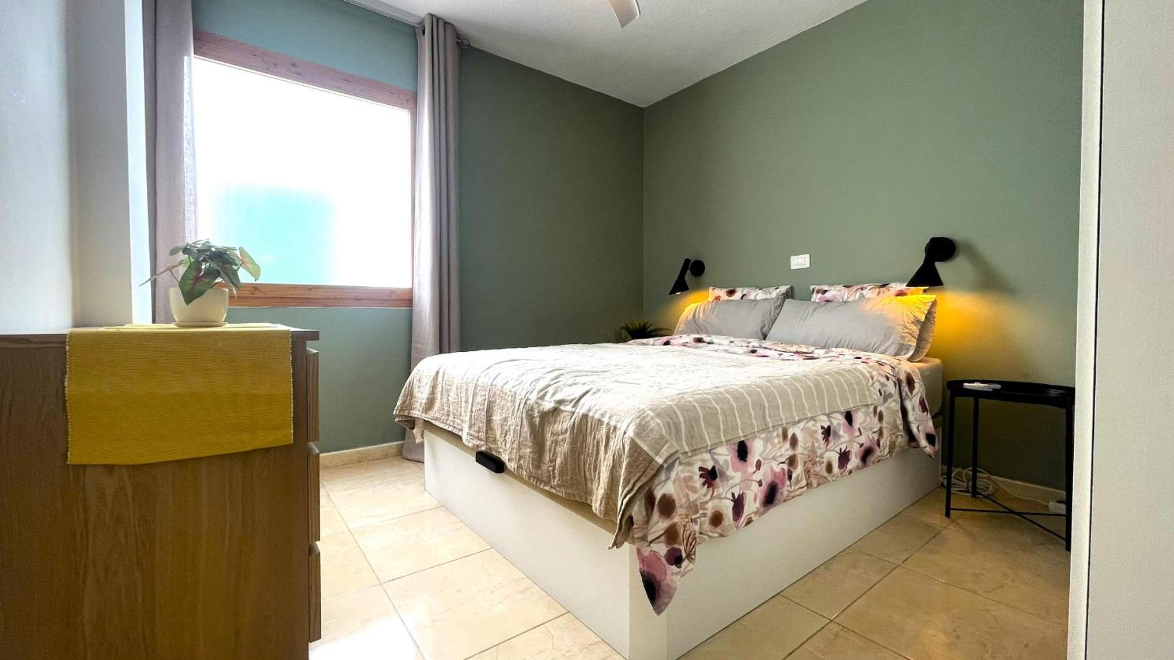 Apartamento de dos habitaciones con terraza y vista al mar
