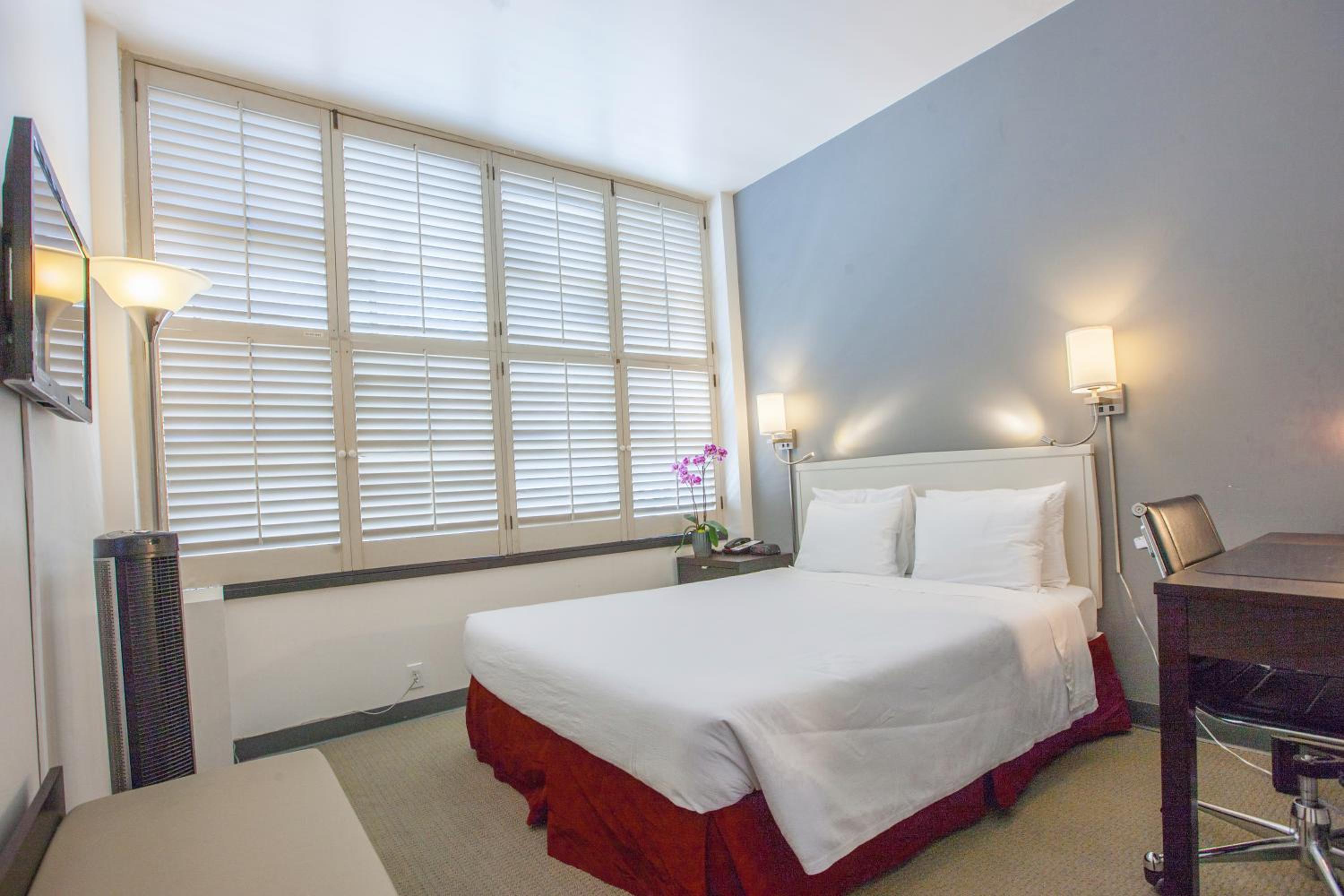 Deluxe Queen Room - Photo 1