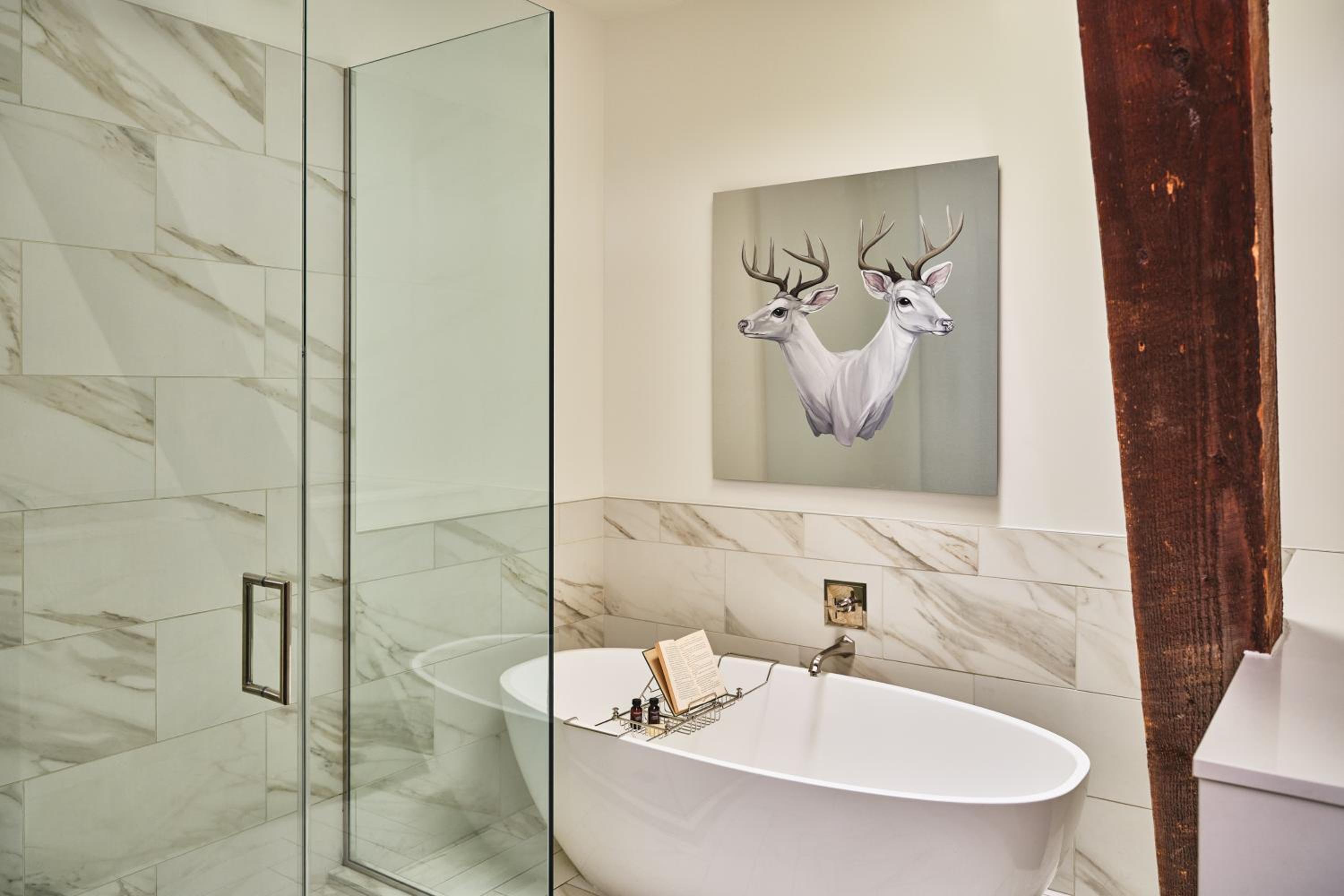 Superior King Suite thumbnail 6