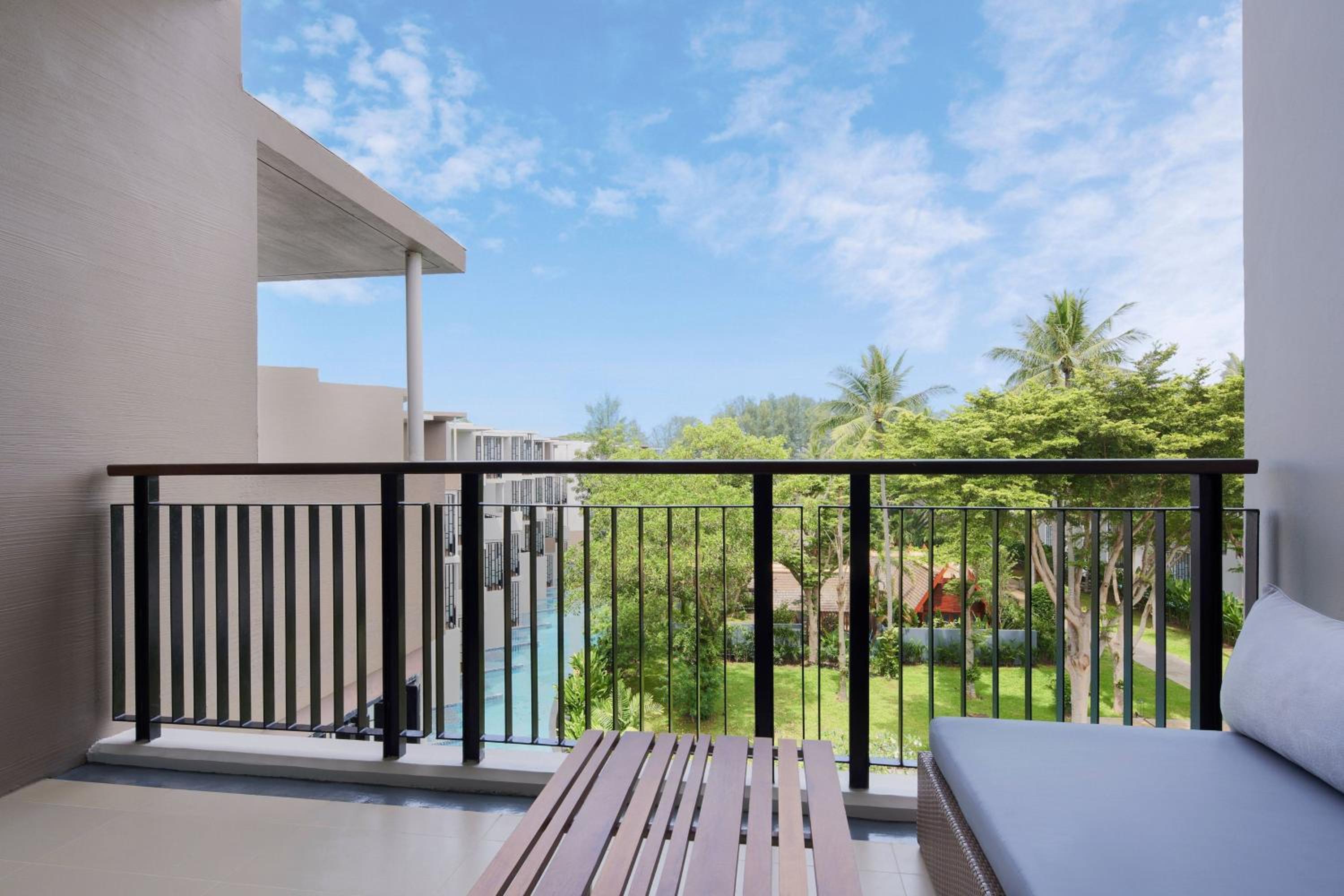 Deluxe King Room with Balcony and Garden View - Photo 5