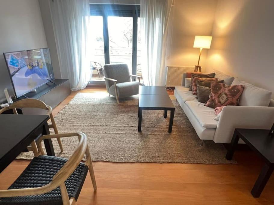 Apartamento de tres habitaciones con piscina privada