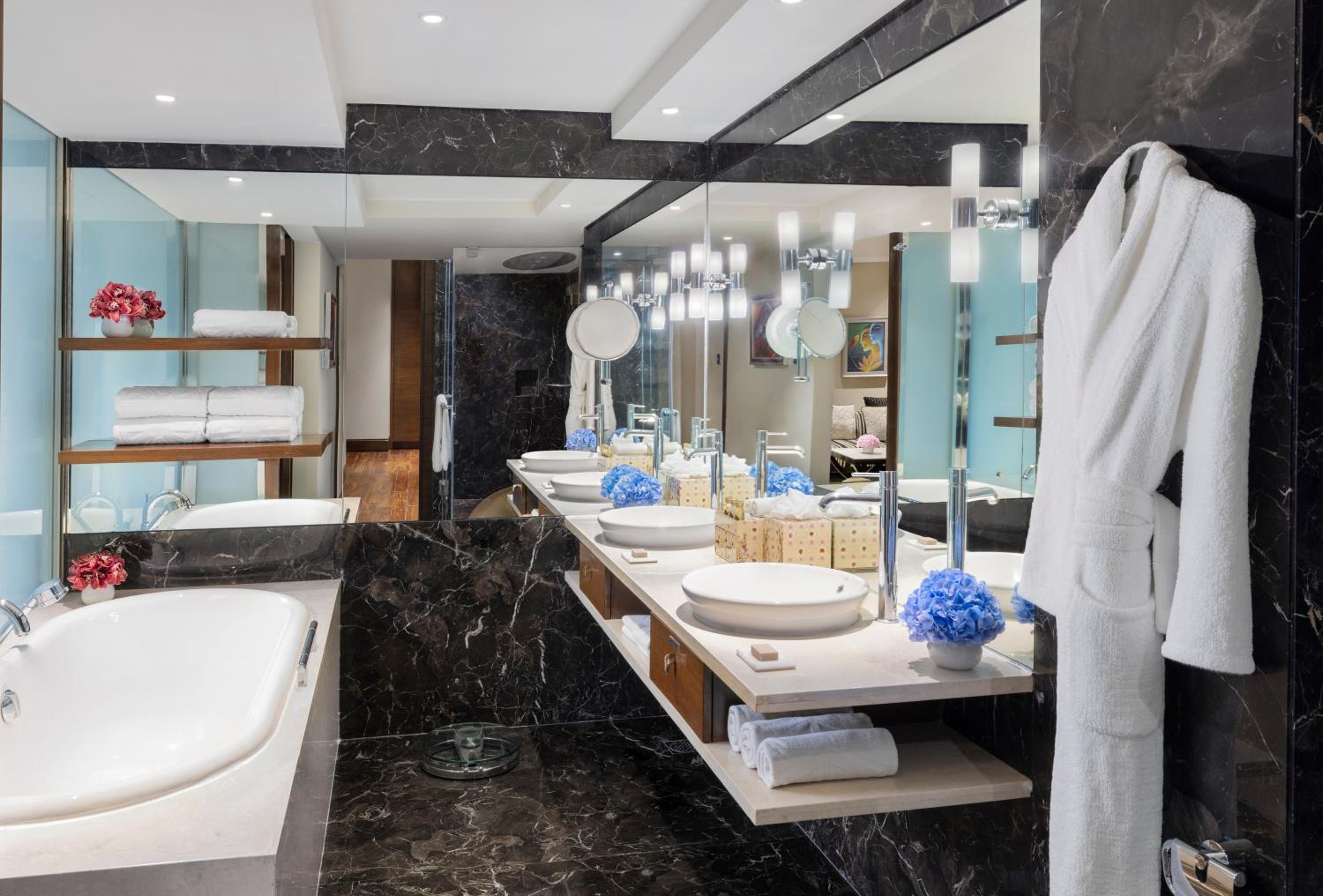 Taj Club Suite King Bed Diplomatic Enclave View - Photo 4