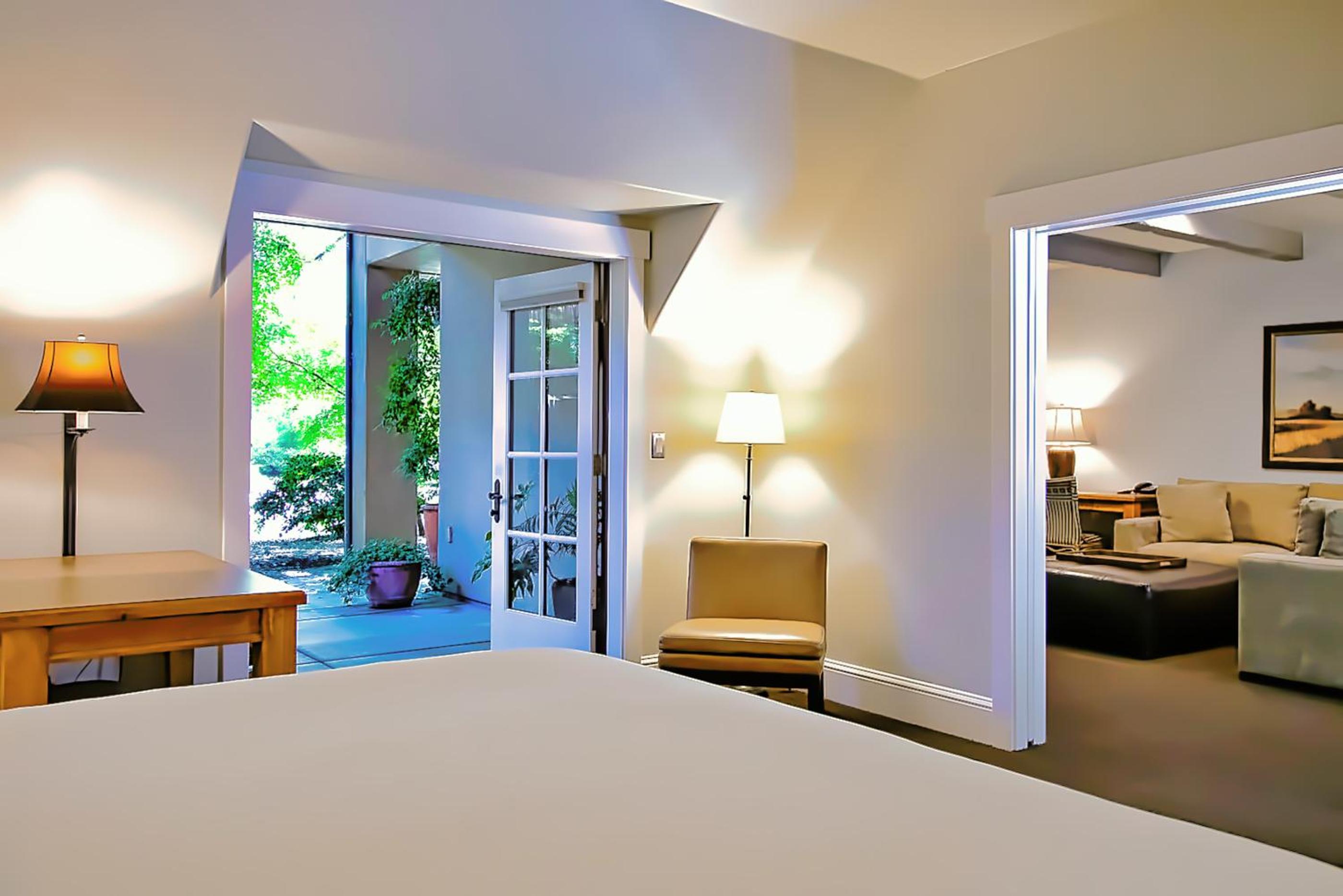 Suite - Photo 1