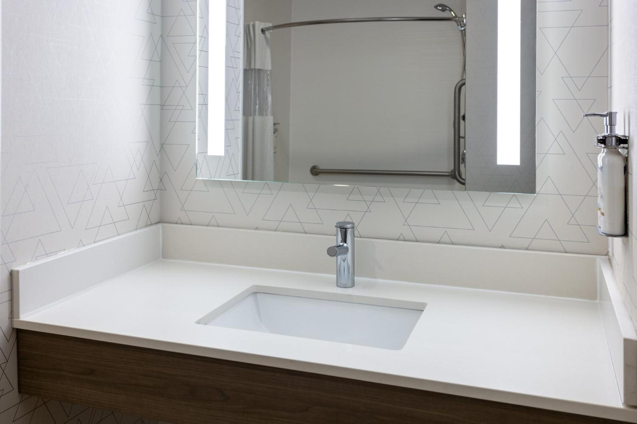Standard Queen Room with Two Queen Beds and Mobility Accessible Tub - Photo 3
