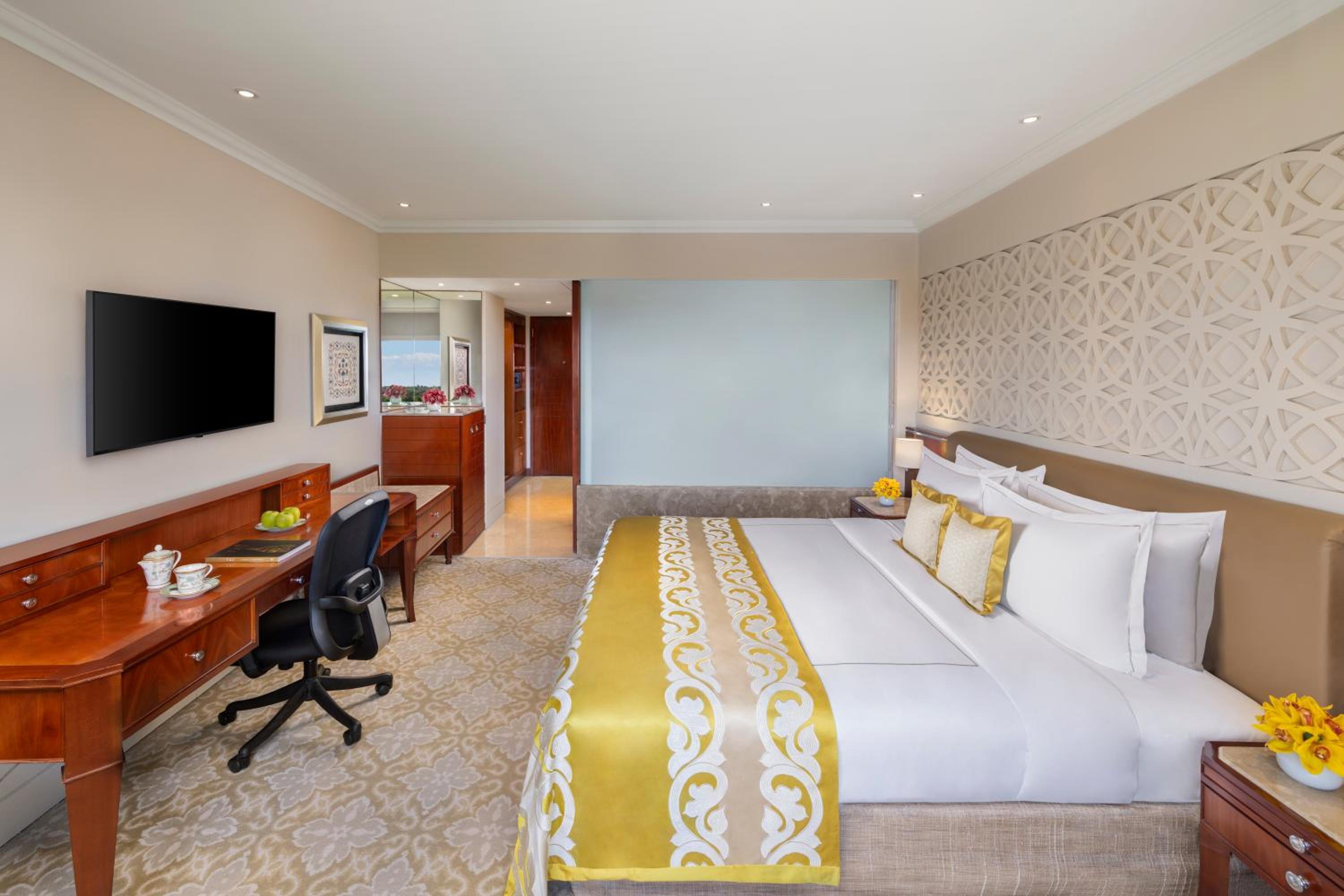Deluxe Room King Bed Diplomatic Enclave View - Photo 1