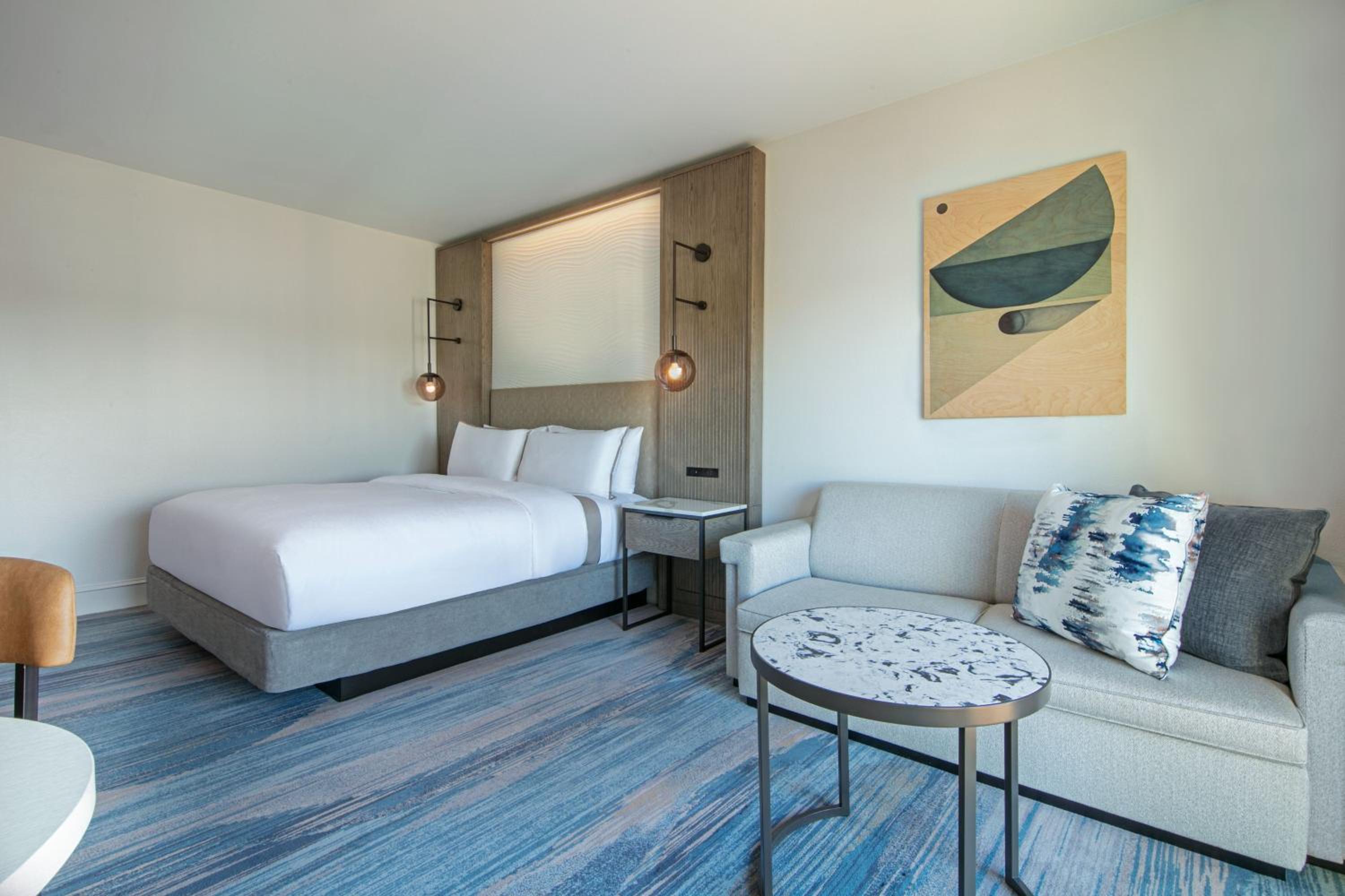 Larger Guest room, 1 King, River view, Corner room, Balcony - Photo 6