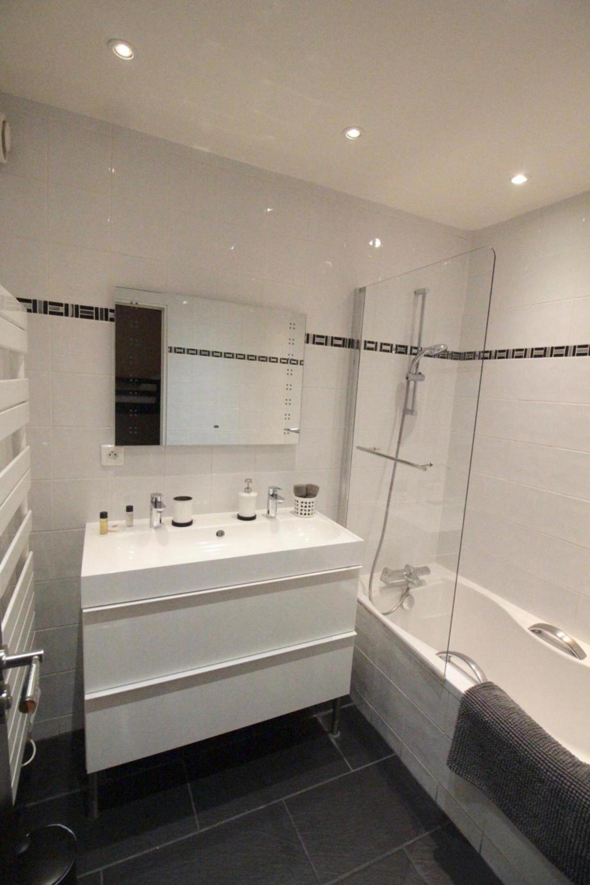 Deluxe One-Bedroom Apartment with Garden View photo 2