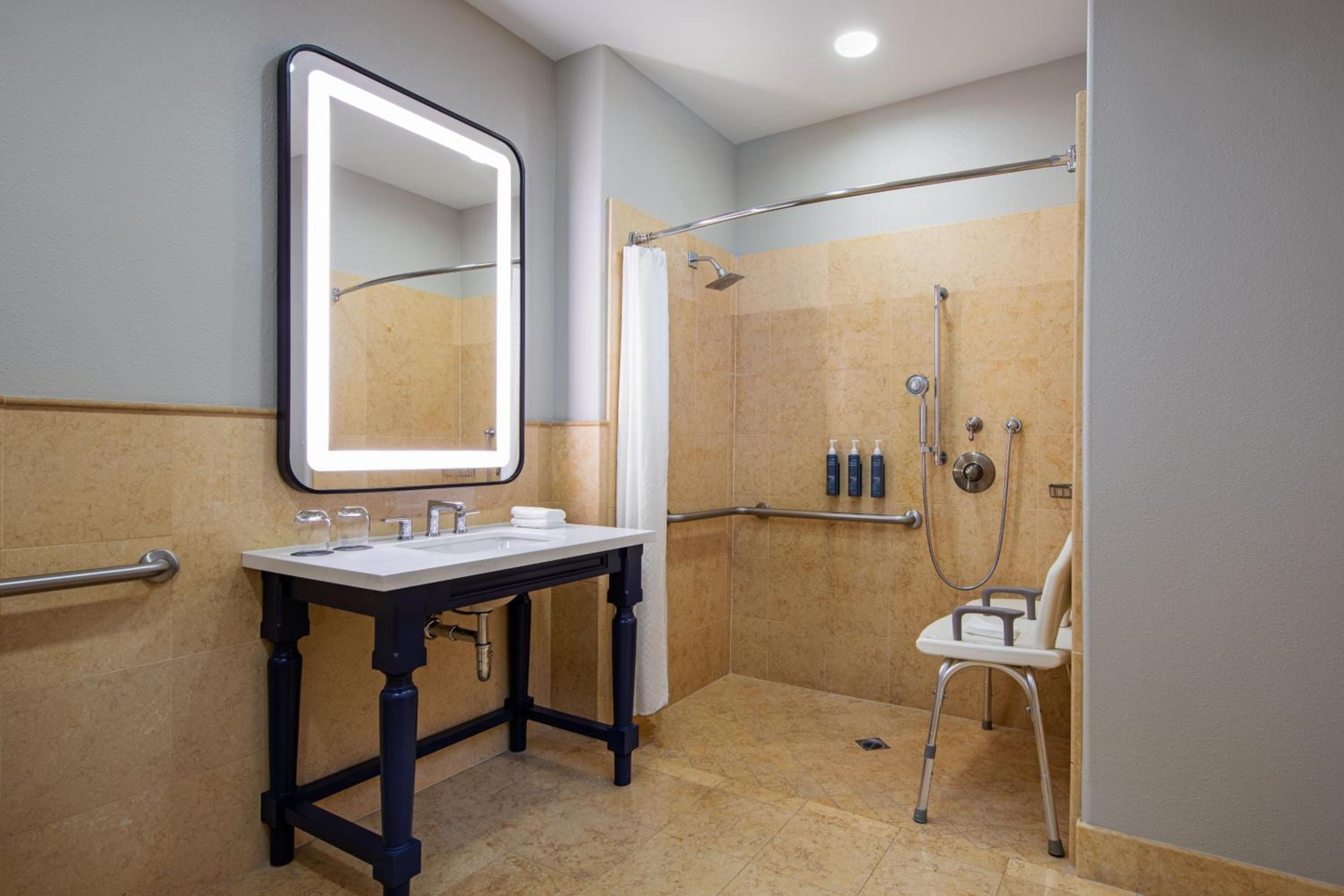 Guest room, 1 King Hearing Accessible  - Photo 2