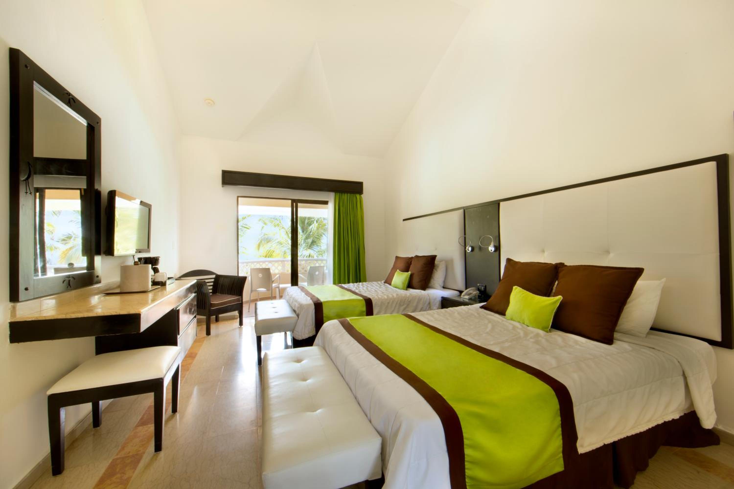Superior Queen Room with Two Queen Beds and Ocean View - Non-Smoking - Photo 4