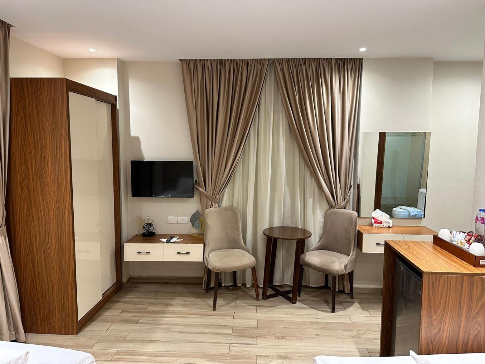 Deluxe King Suite photo 1