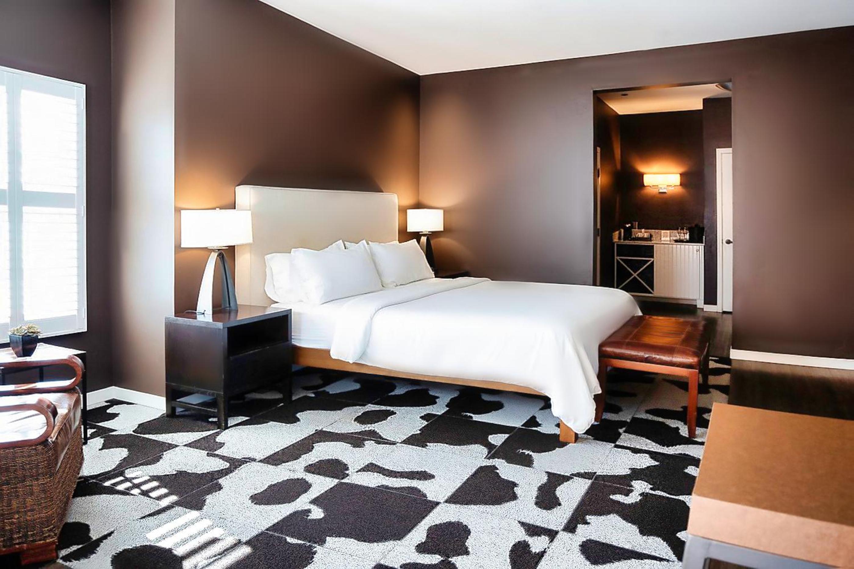 Deluxe King Room - Photo 4