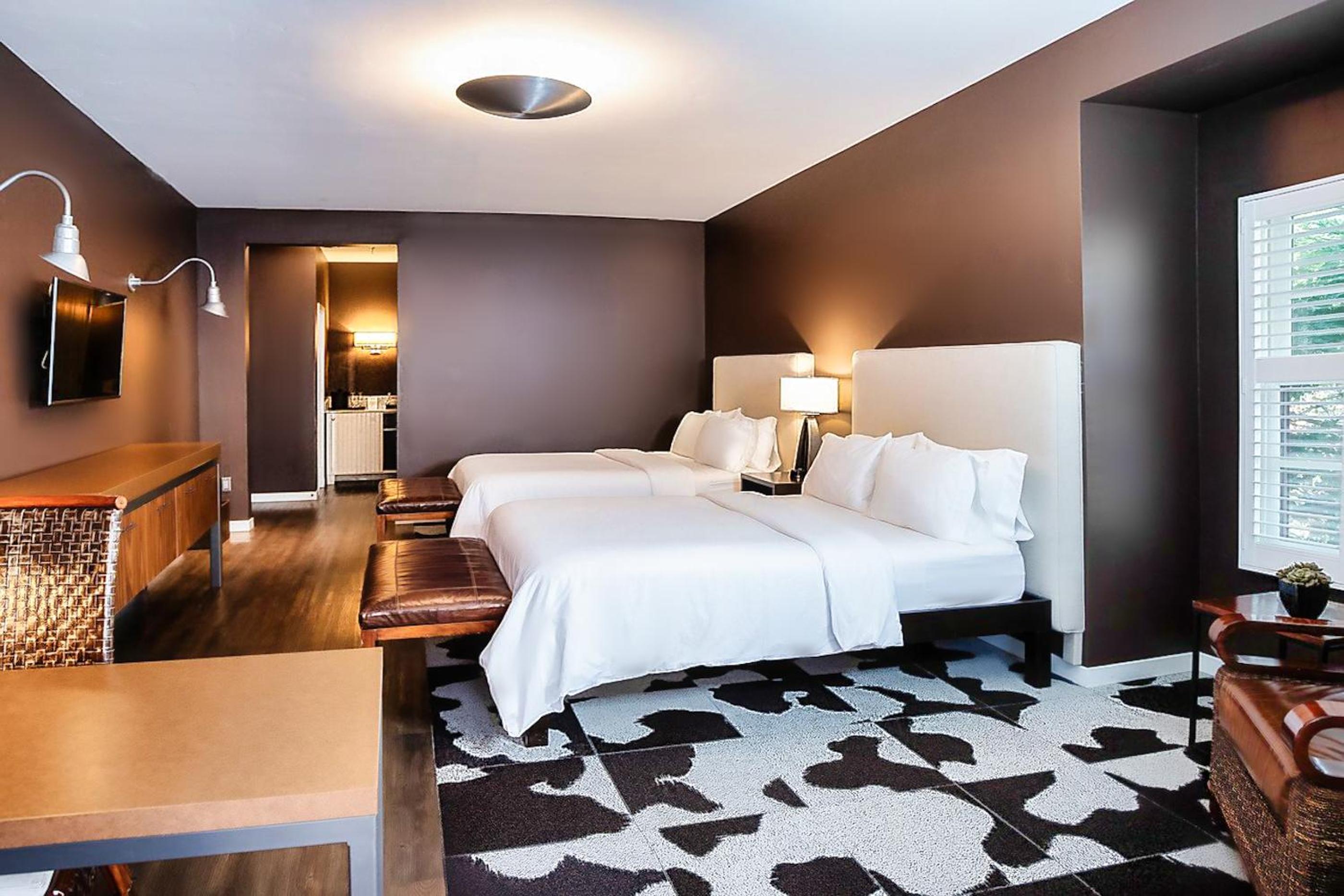 Deluxe Queen Room with Two Queen Beds - Photo 9
