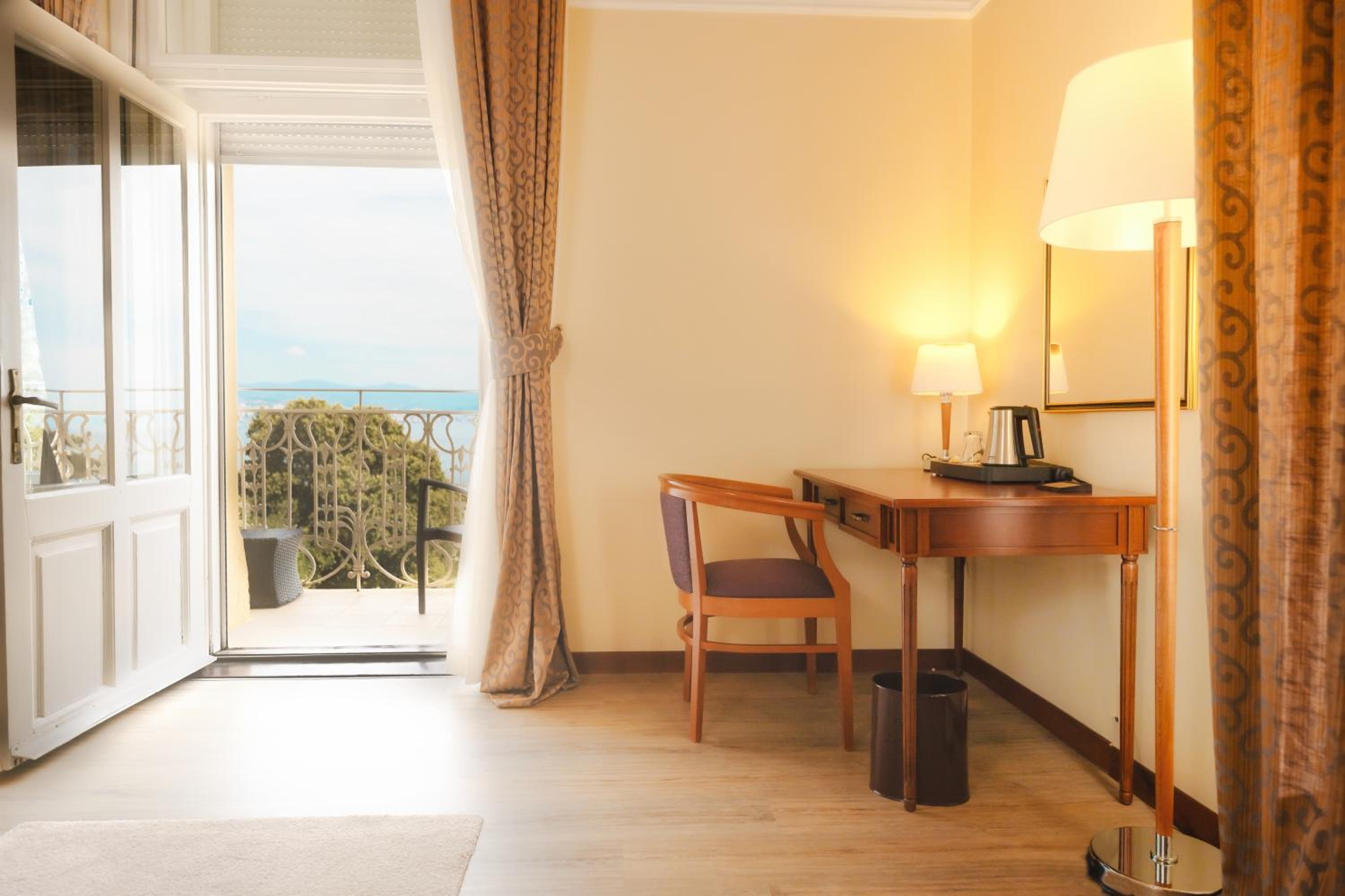 Deluxe Twin Room with Balcony - Sea Side - Photo 7