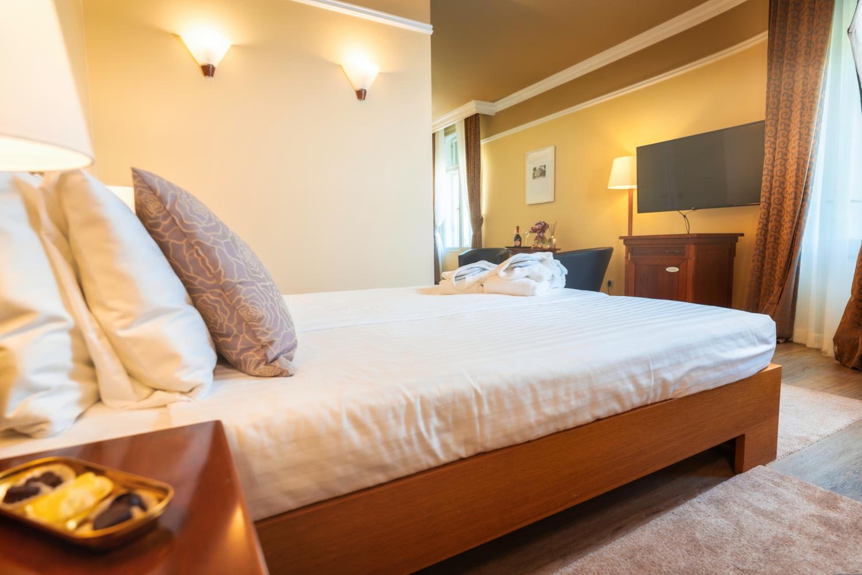 Deluxe Twin Room with Balcony - Sea Side - Photo 22