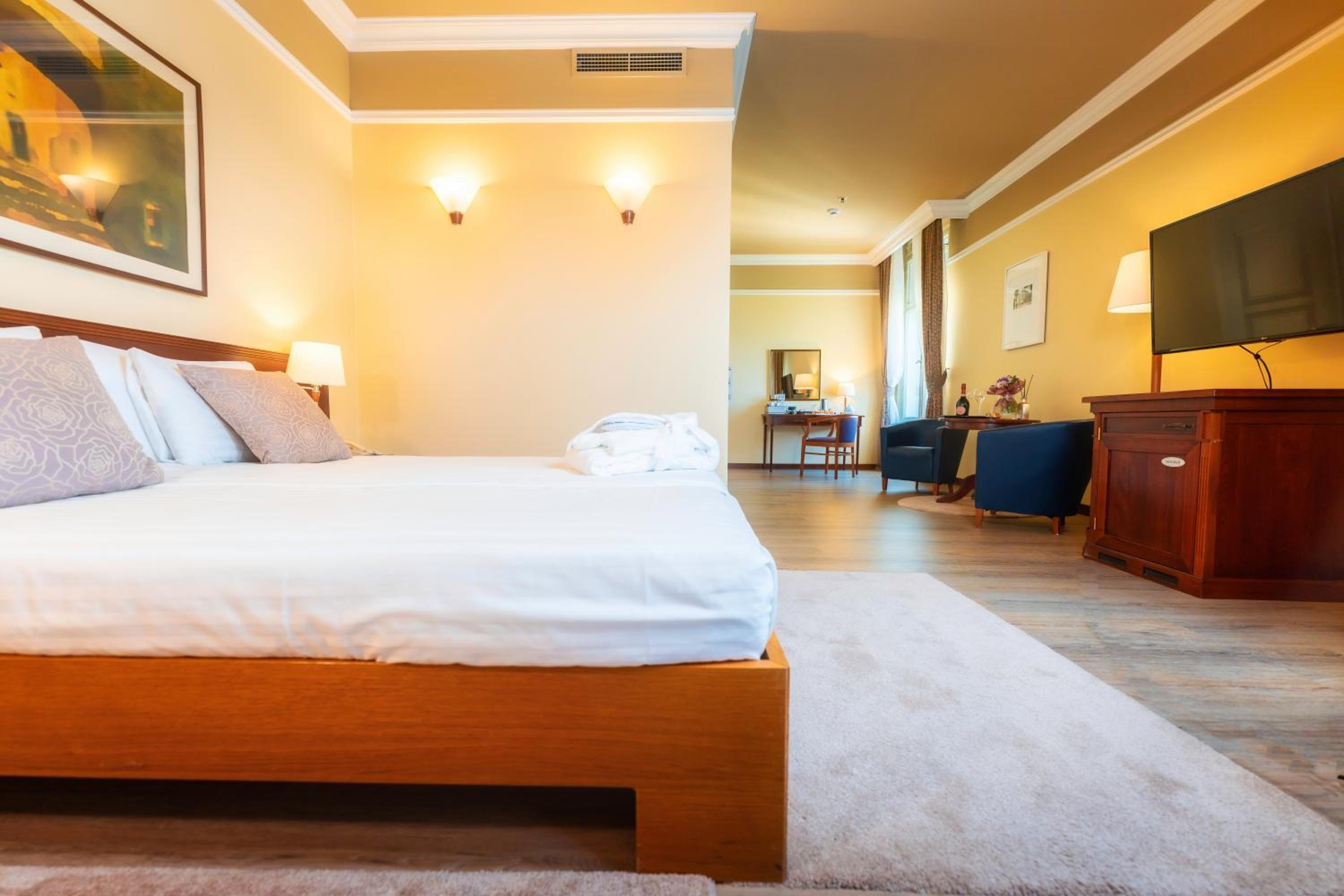 Junior Suite with Garden View - Photo 19