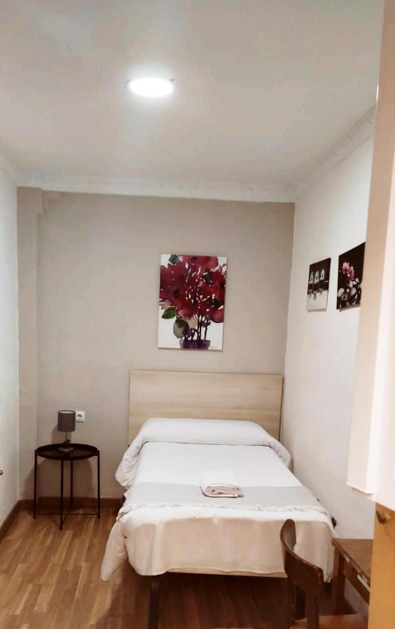 Standard Single Room with Shared Bathroom photo 2