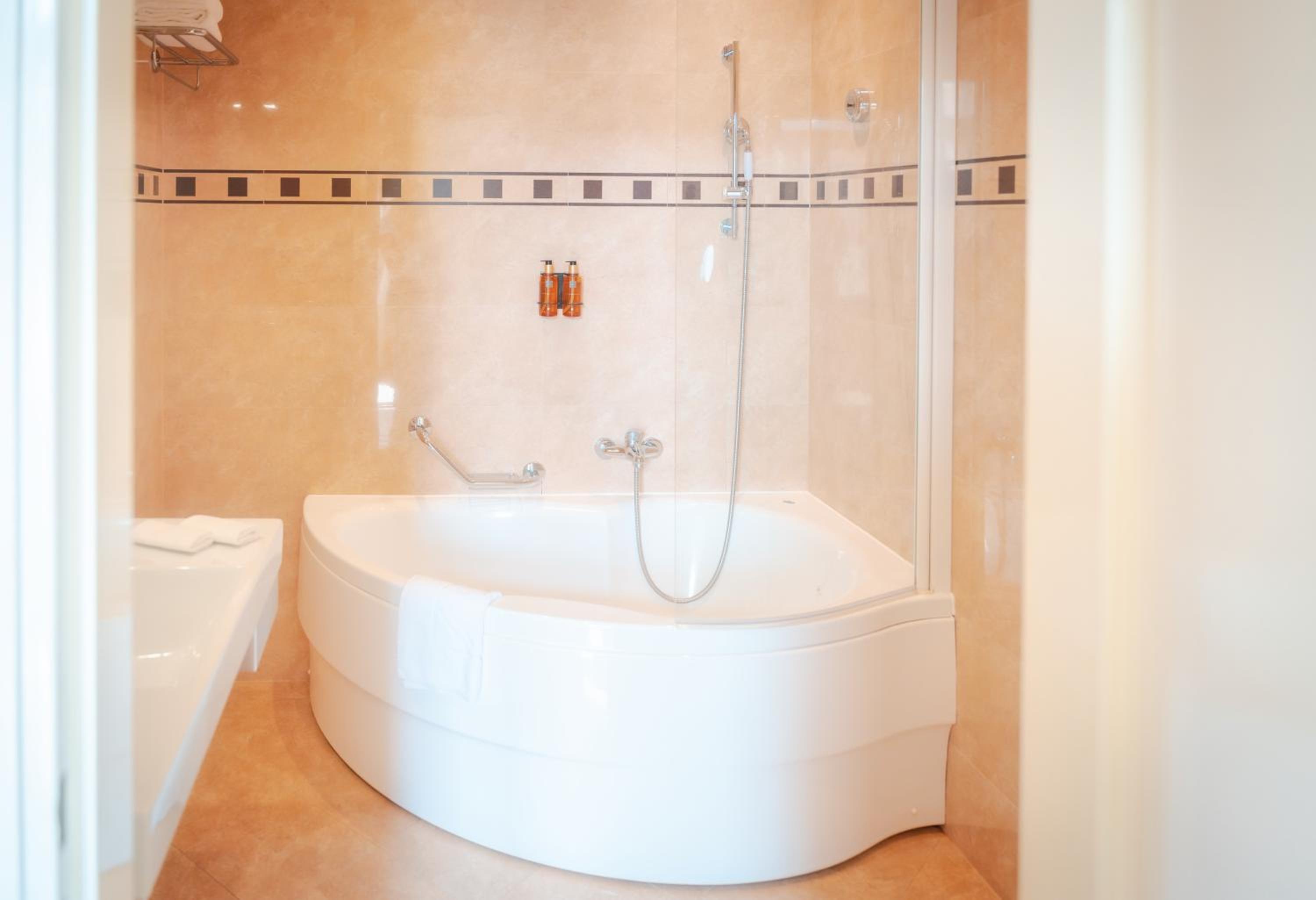 Queen Suite with Sea View - Photo 16