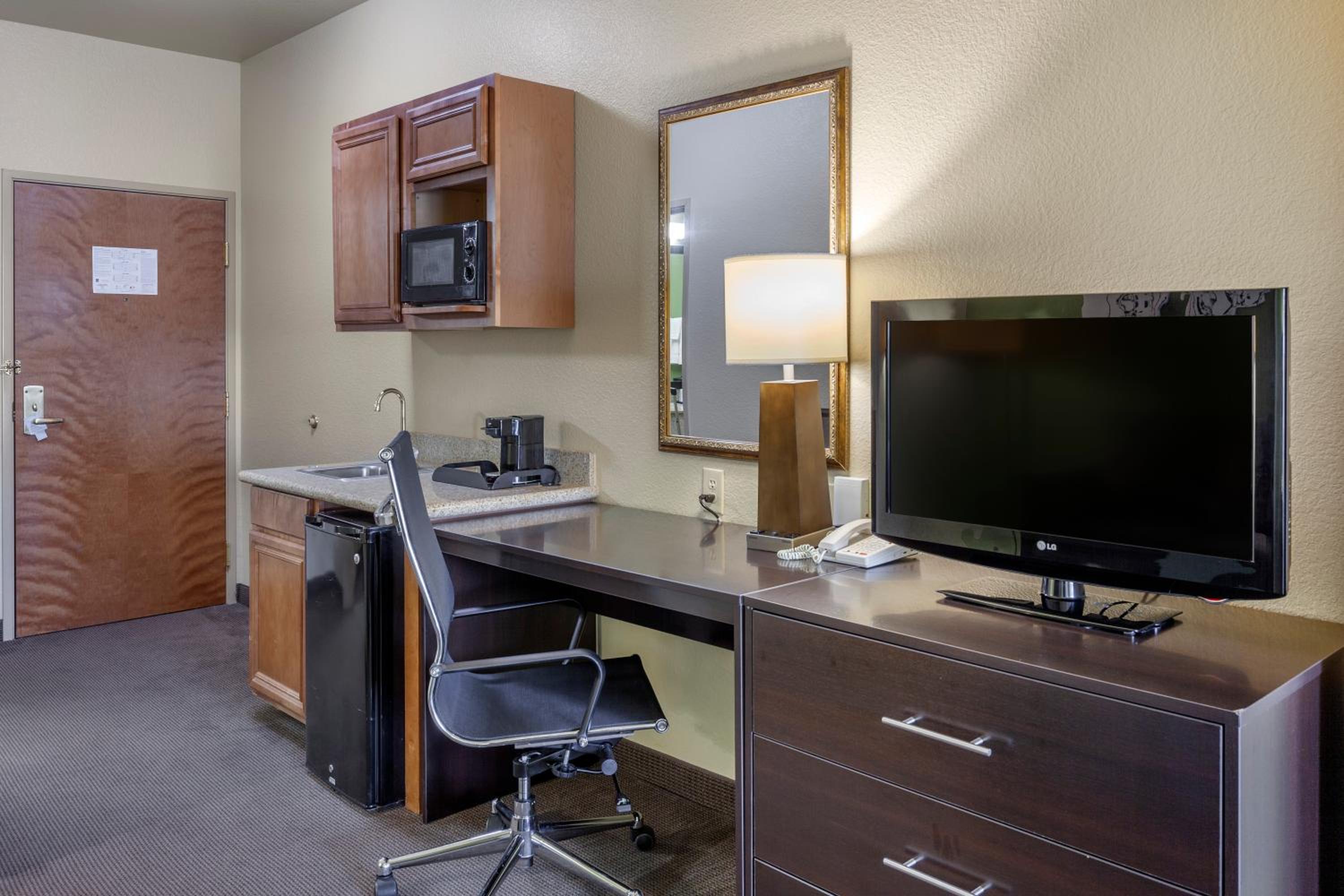 King Suite - Accessible/Non-Smoking - Photo 3