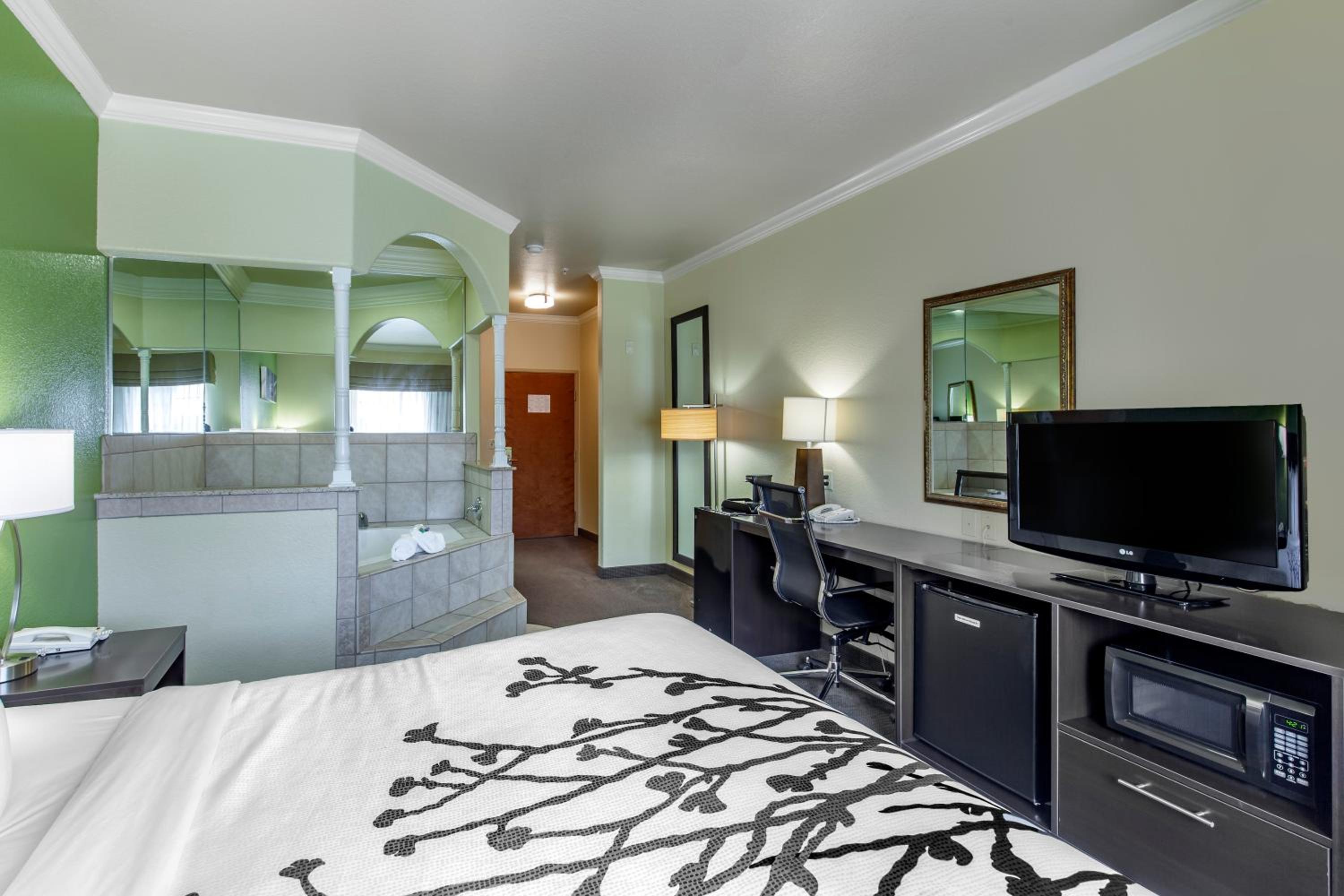 King Suite with Whirlpool- Accessible