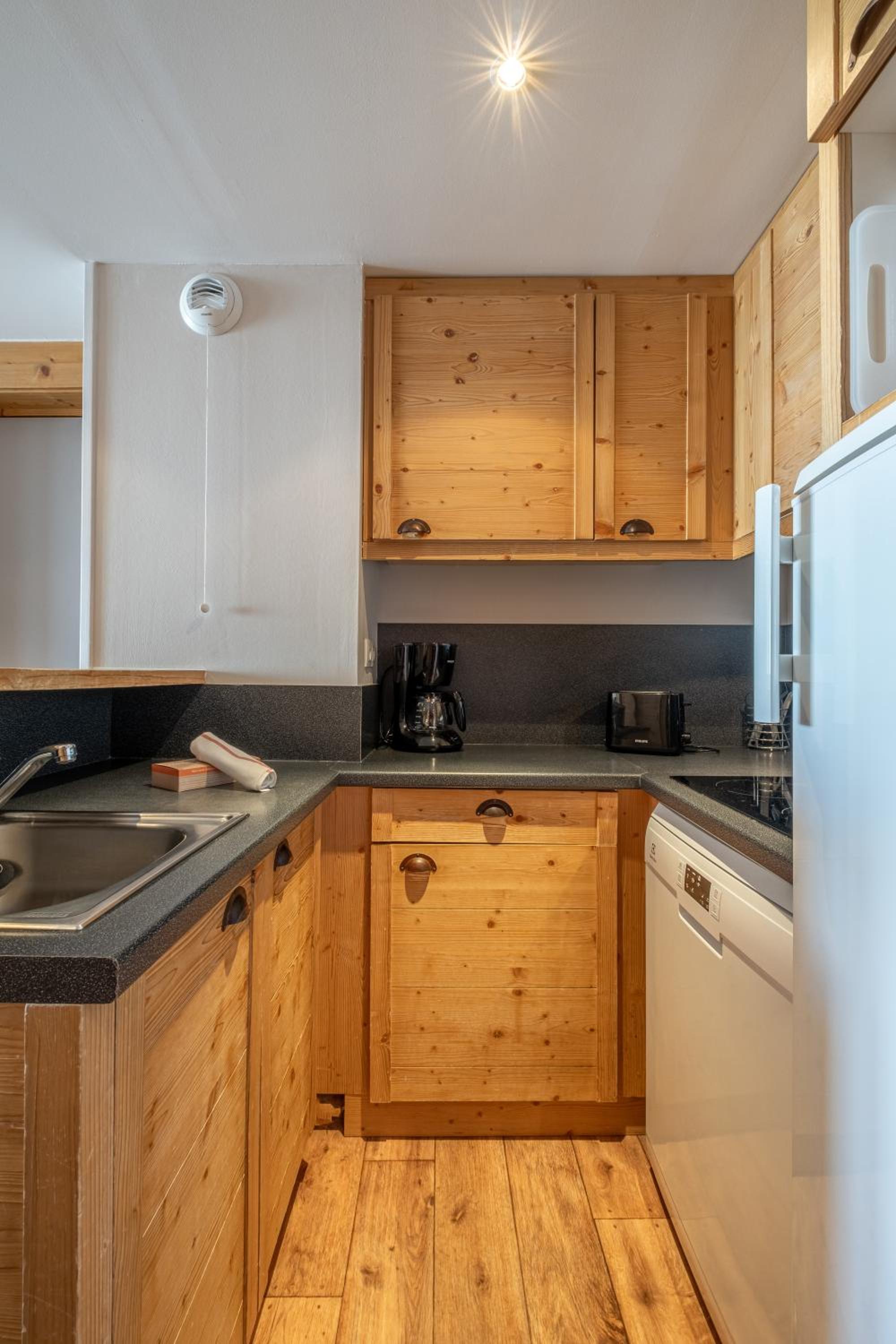 One-Bedroom Apartment with Sleeping Alcove and Mountain View (6 People) - South Side photo 3