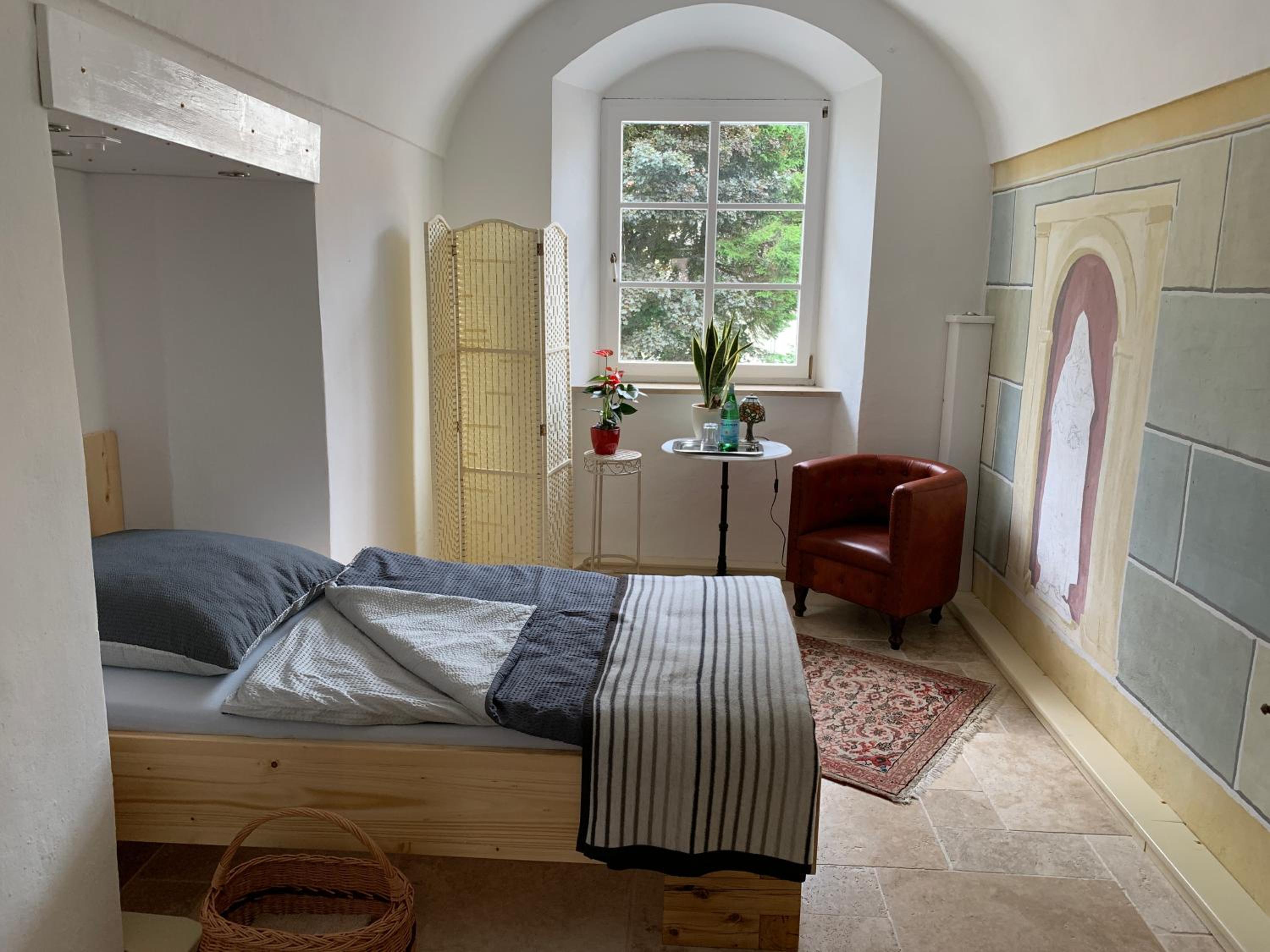 Single Room with Shared Shower and Toilet photo 1