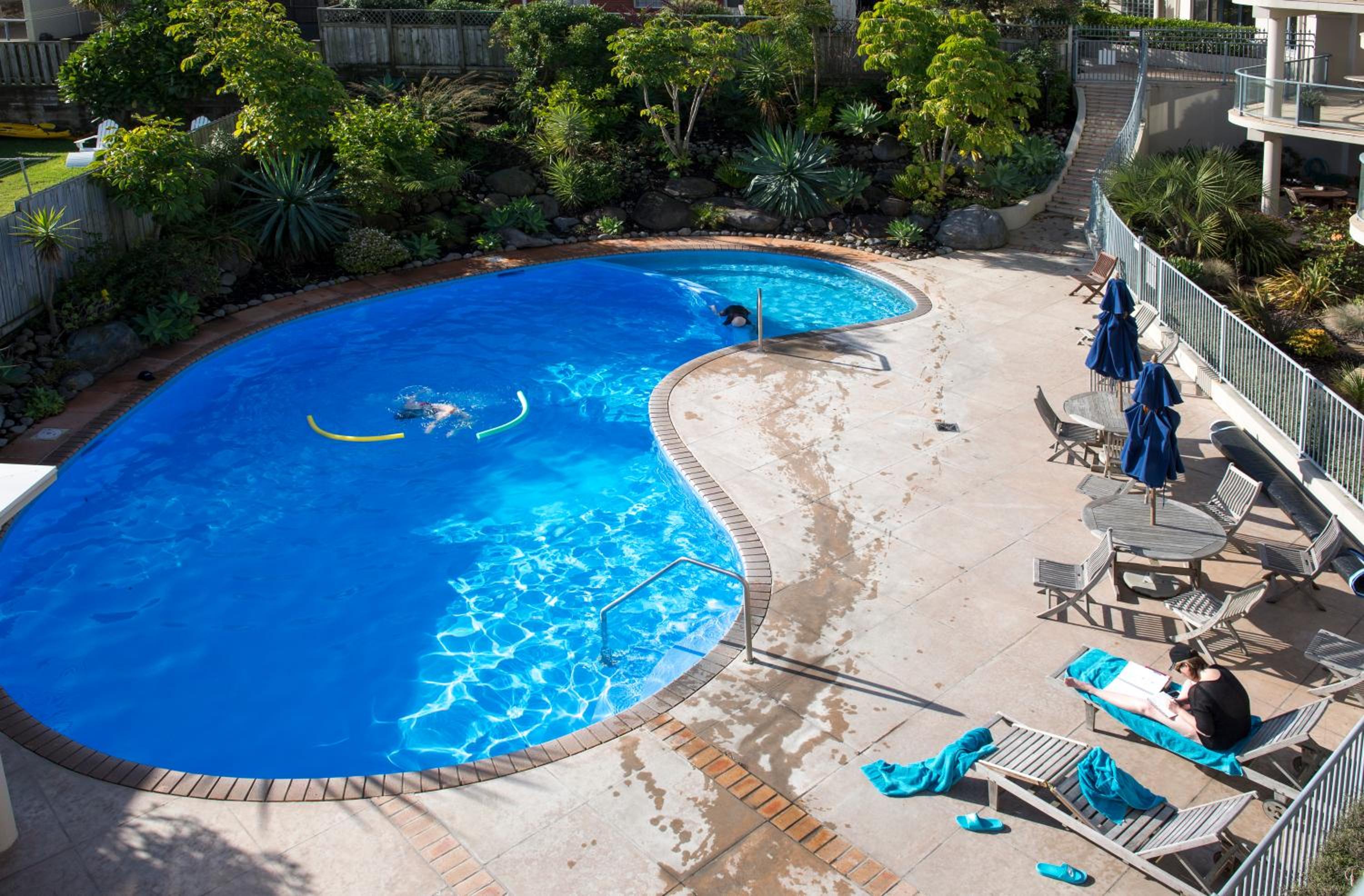 Two-Bedroom Apartment with Pool View photo 2