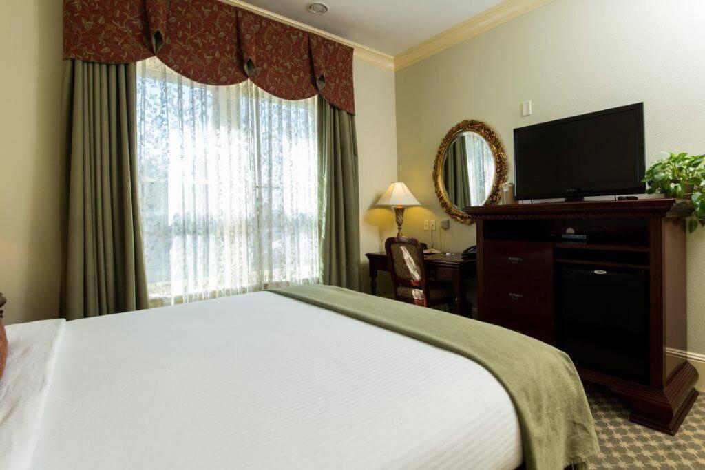 Standard King Room photo 3