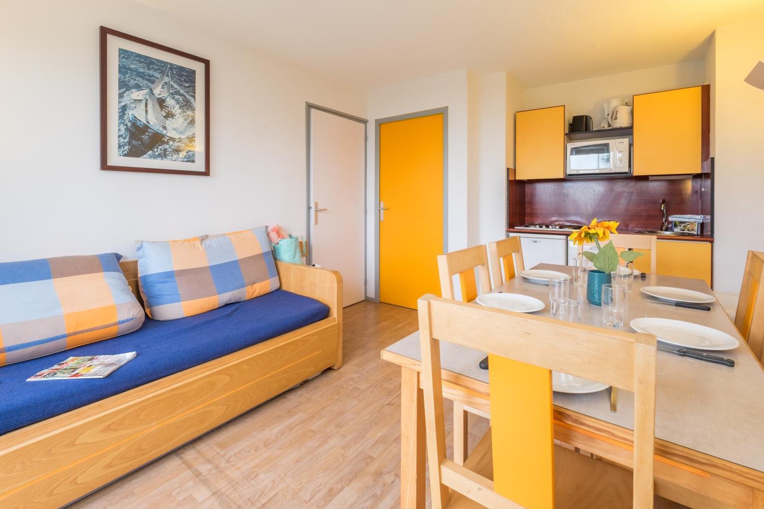 One-Bedroom Apartment with Sleeping Alcove and Balcony (6 People) photo 2
