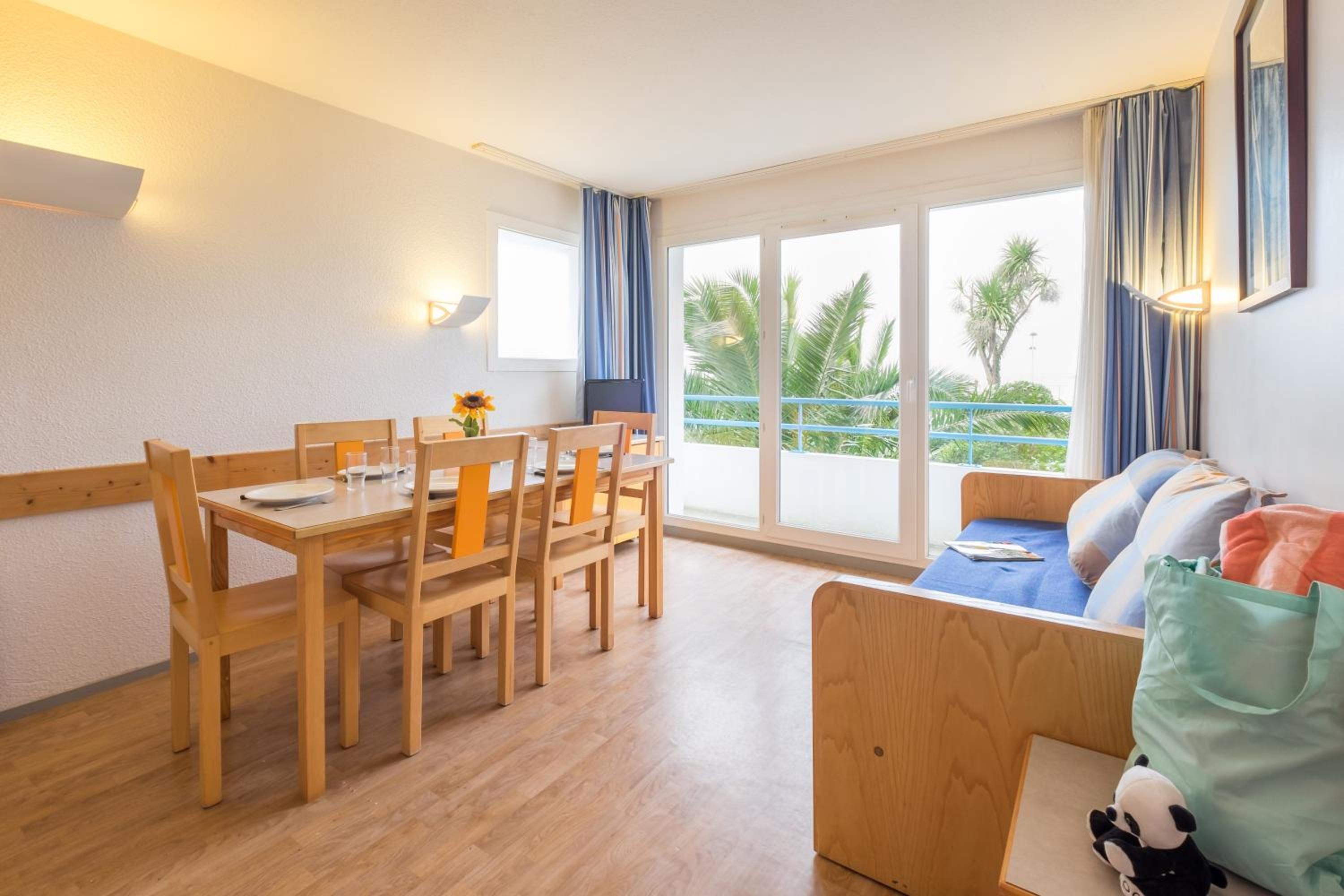 One-Bedroom Apartment with Sleeping Alcove and Balcony (6 People) photo 1