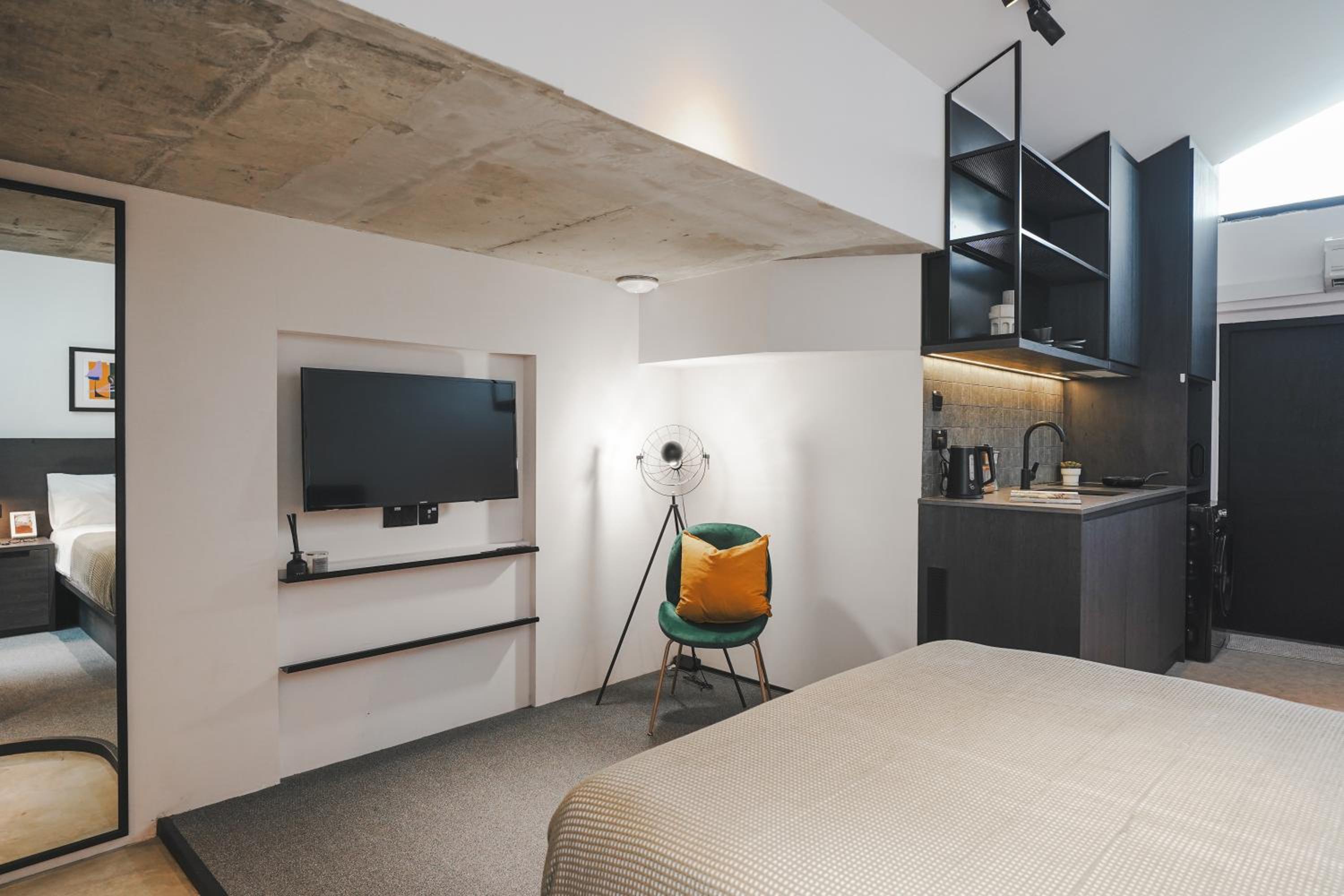 Studio Apartment with King Bed photo 2