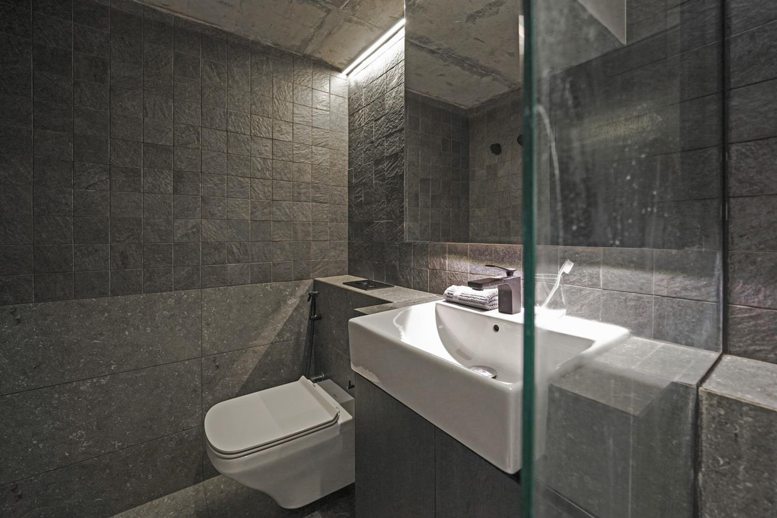 Studio Apartment with Queen Bed photo 3