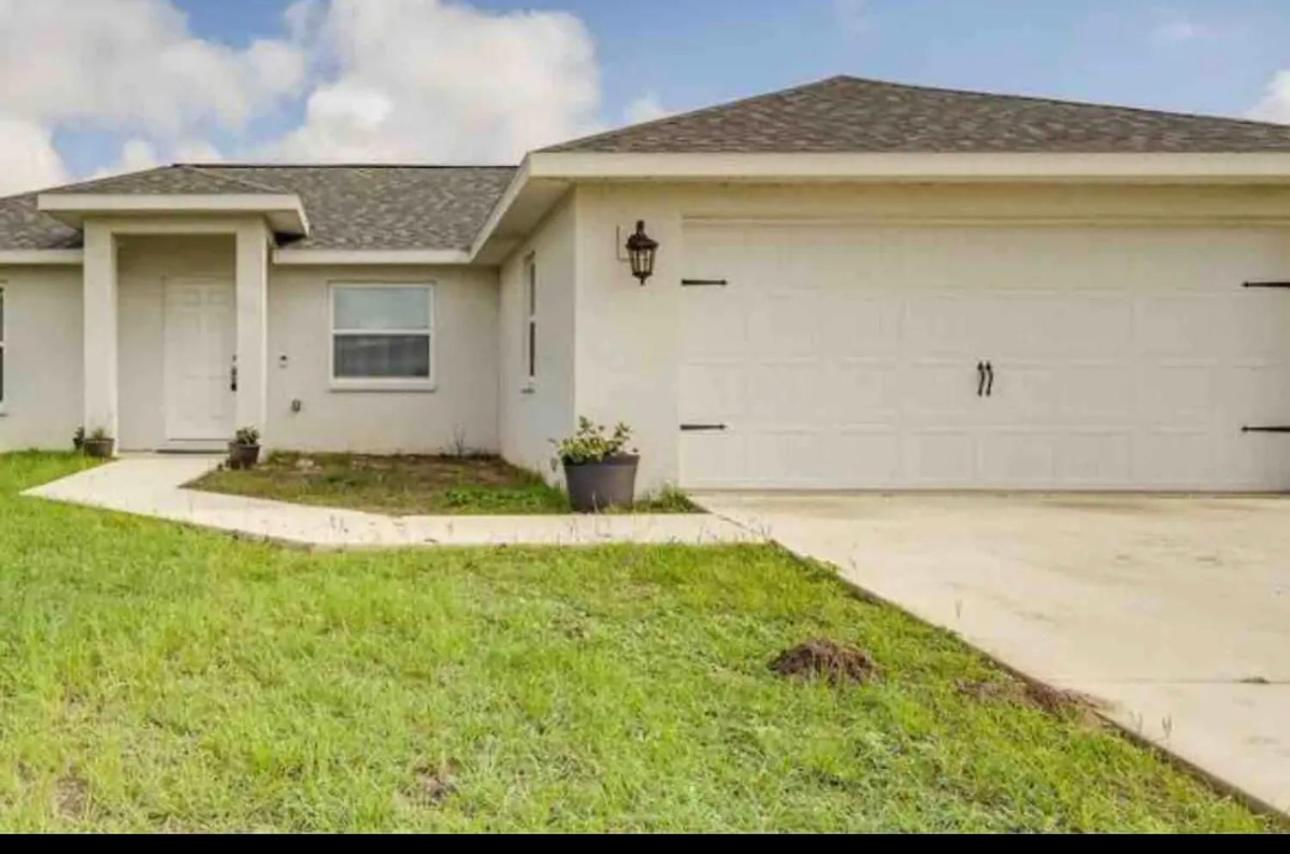 Three-Bedroom House photo 2