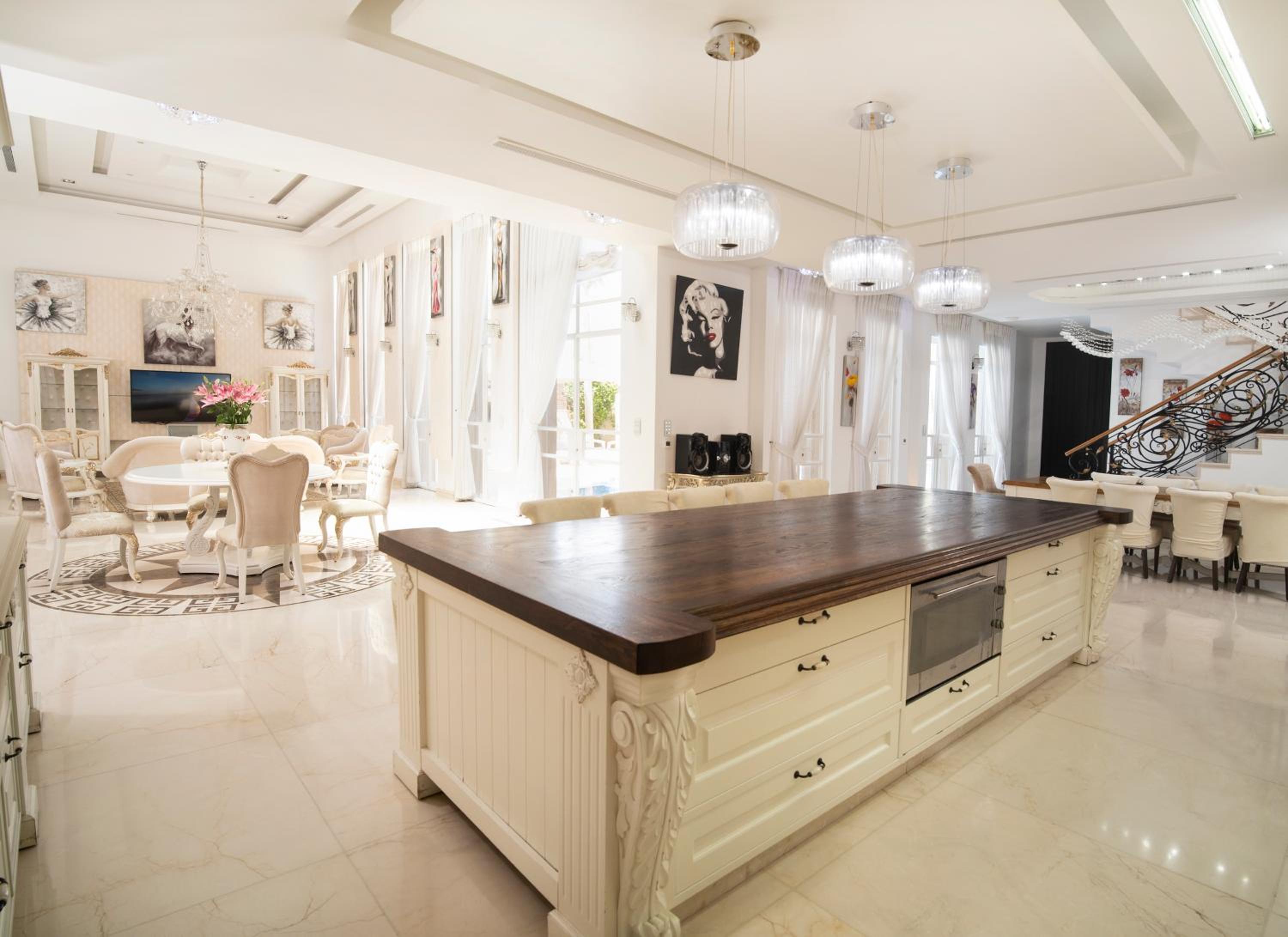 Villa photo 2