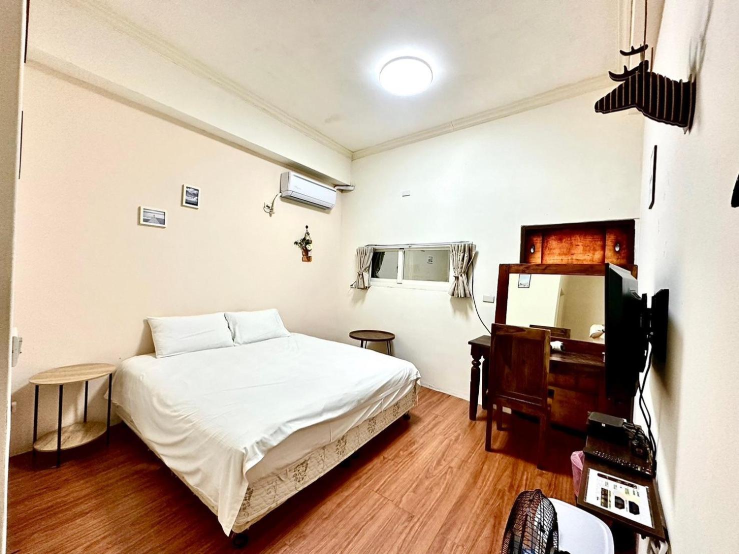 Queen Room photo 2