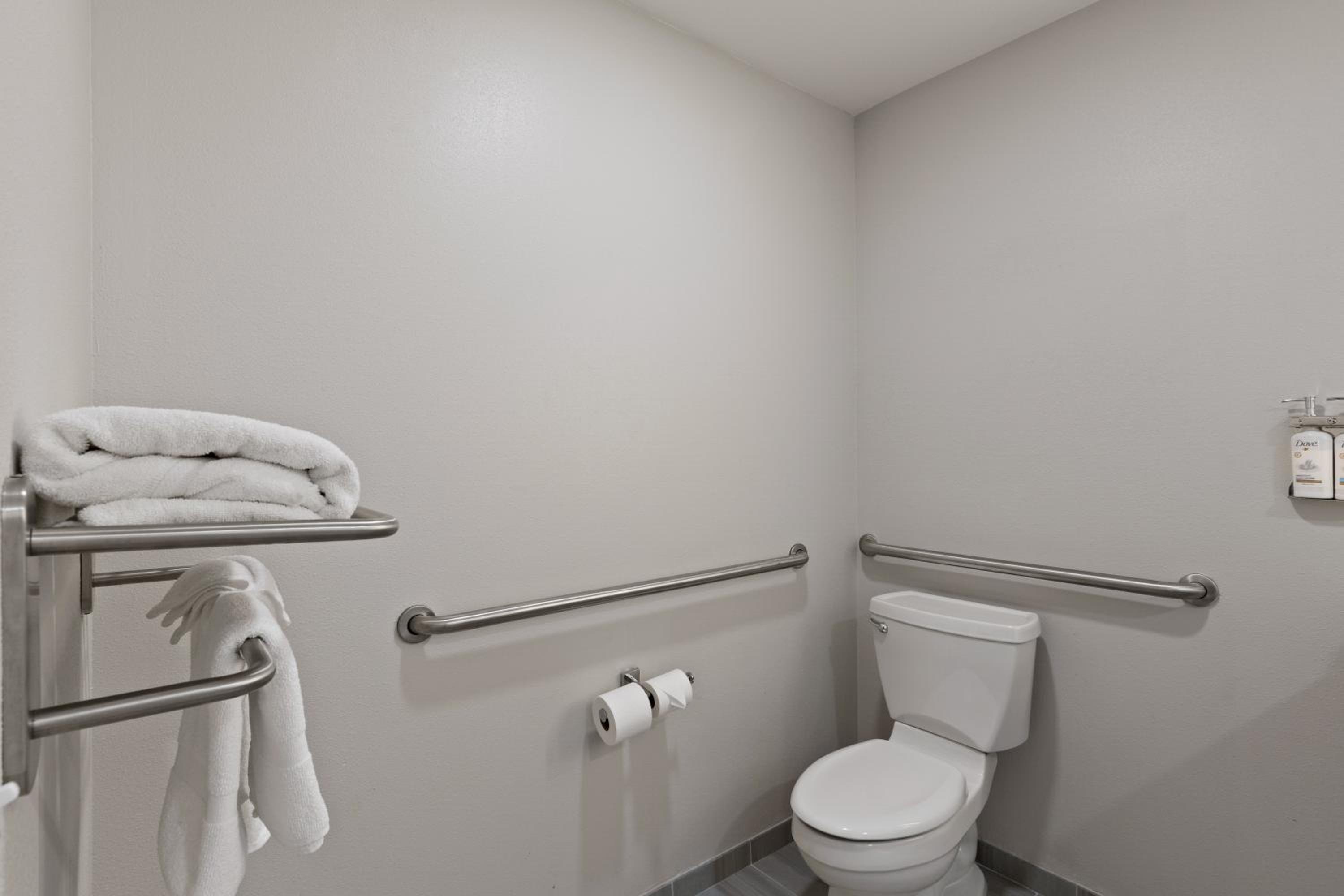 Deluxe Twin Room with Accessible Trans Shower - Non-Smoking - Photo 5