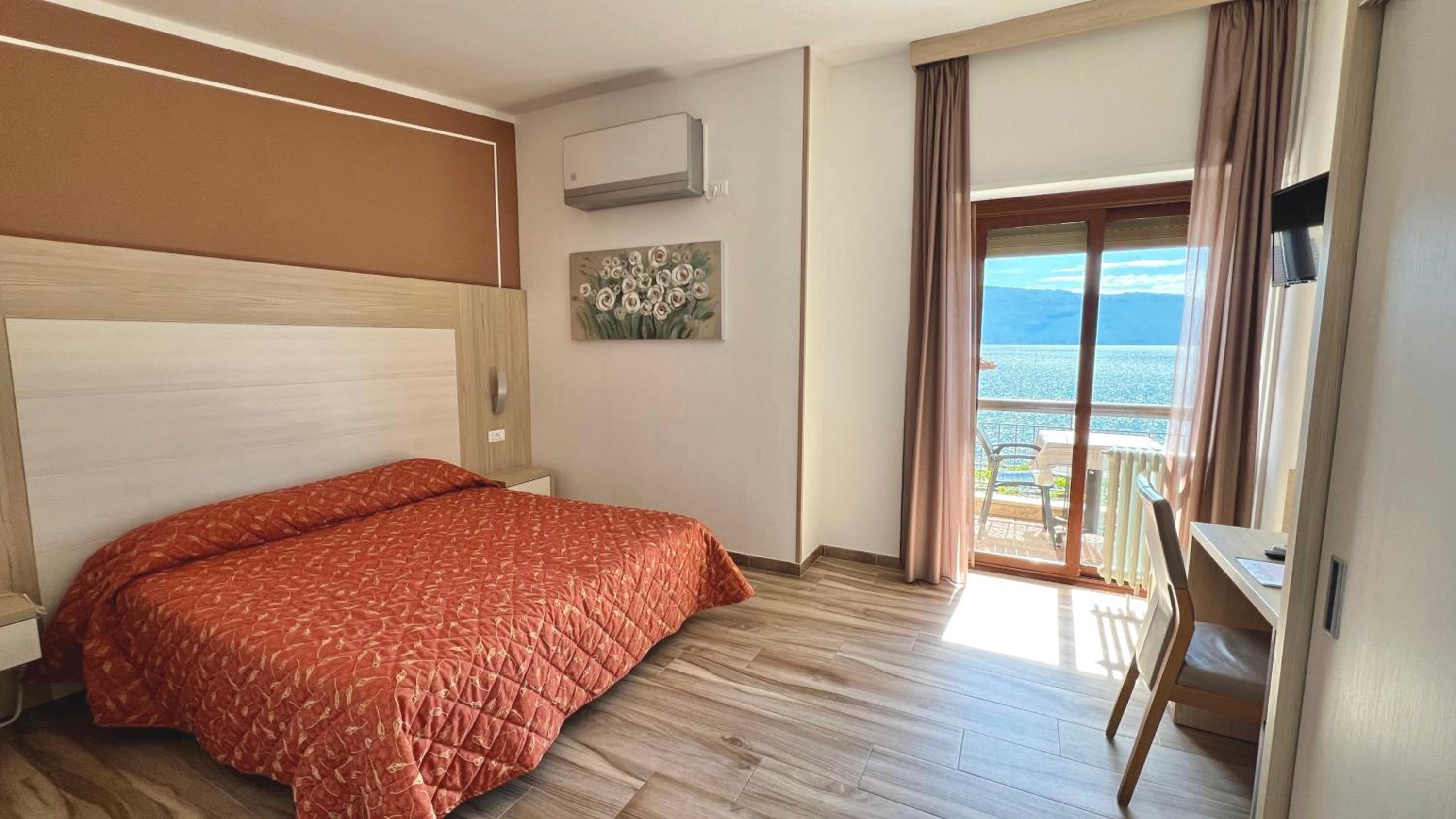 Superior Double Room with Balcony and Lake View - Photo 1
