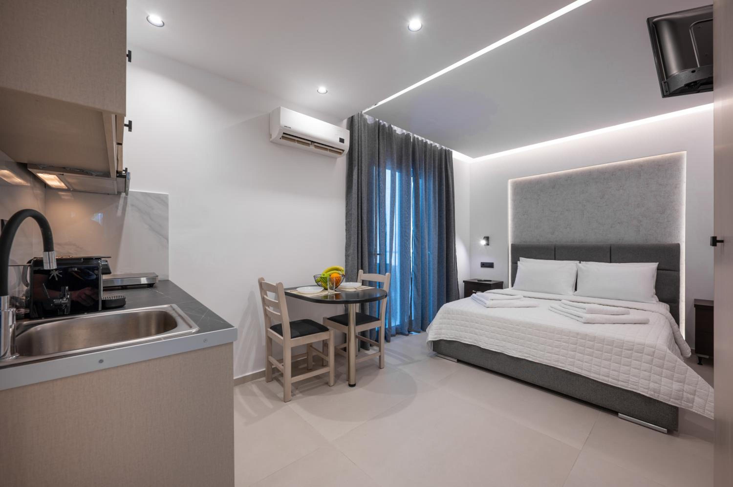 Deluxe Double Room with Balcony photo 1